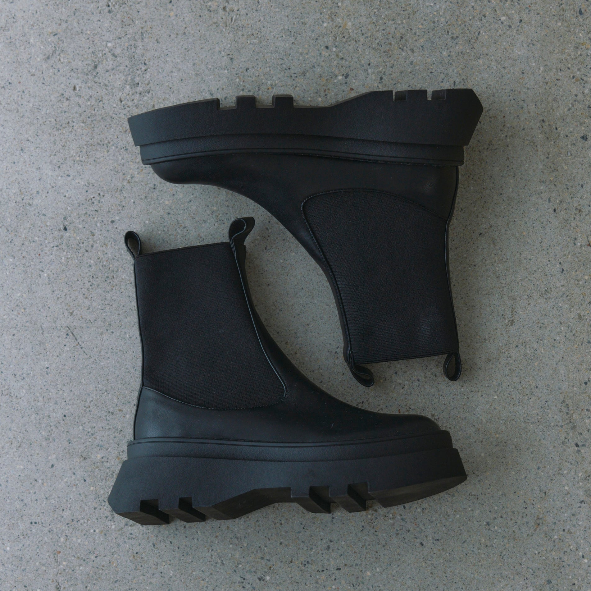 Mould sole side gore short boots