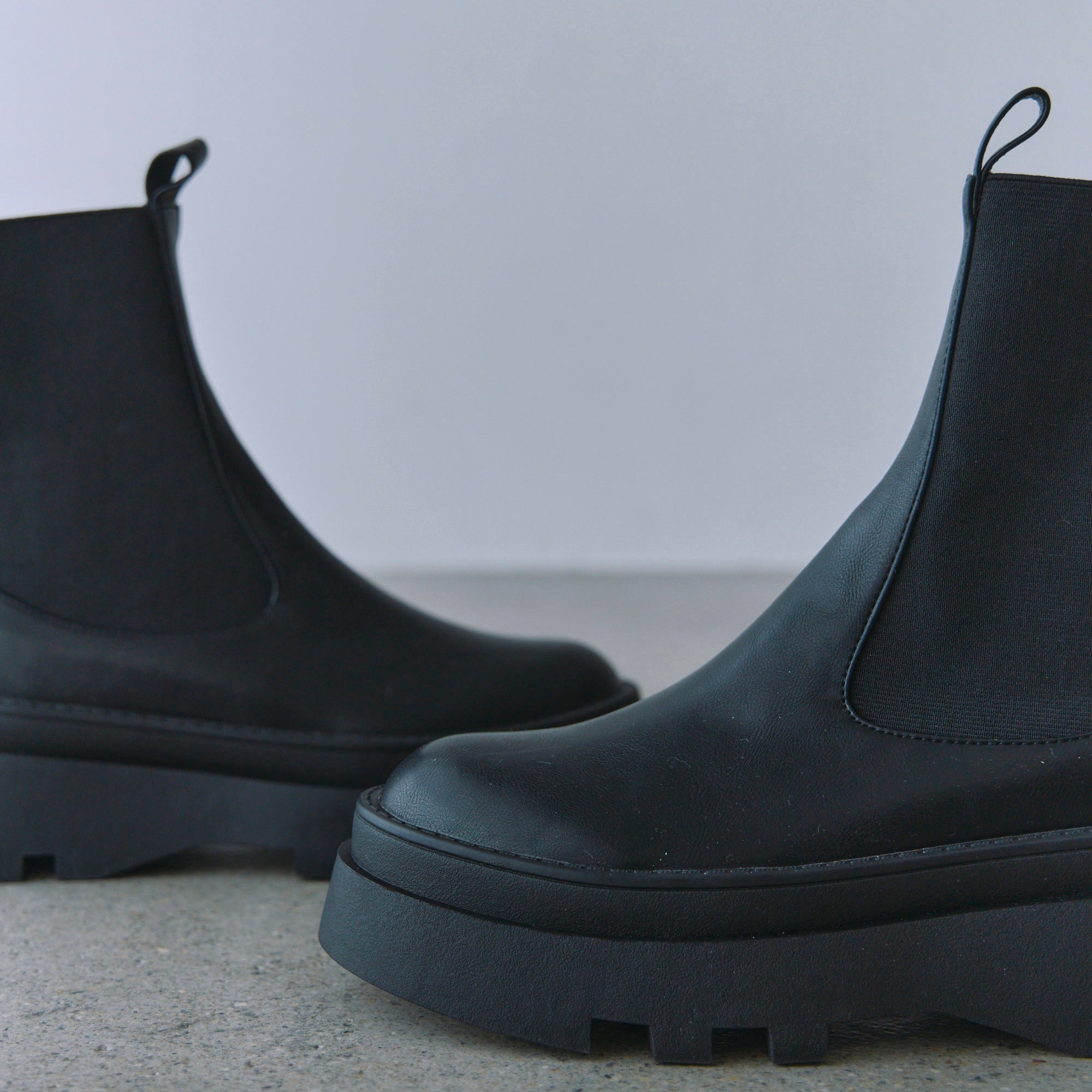 Mould sole side gore short boots