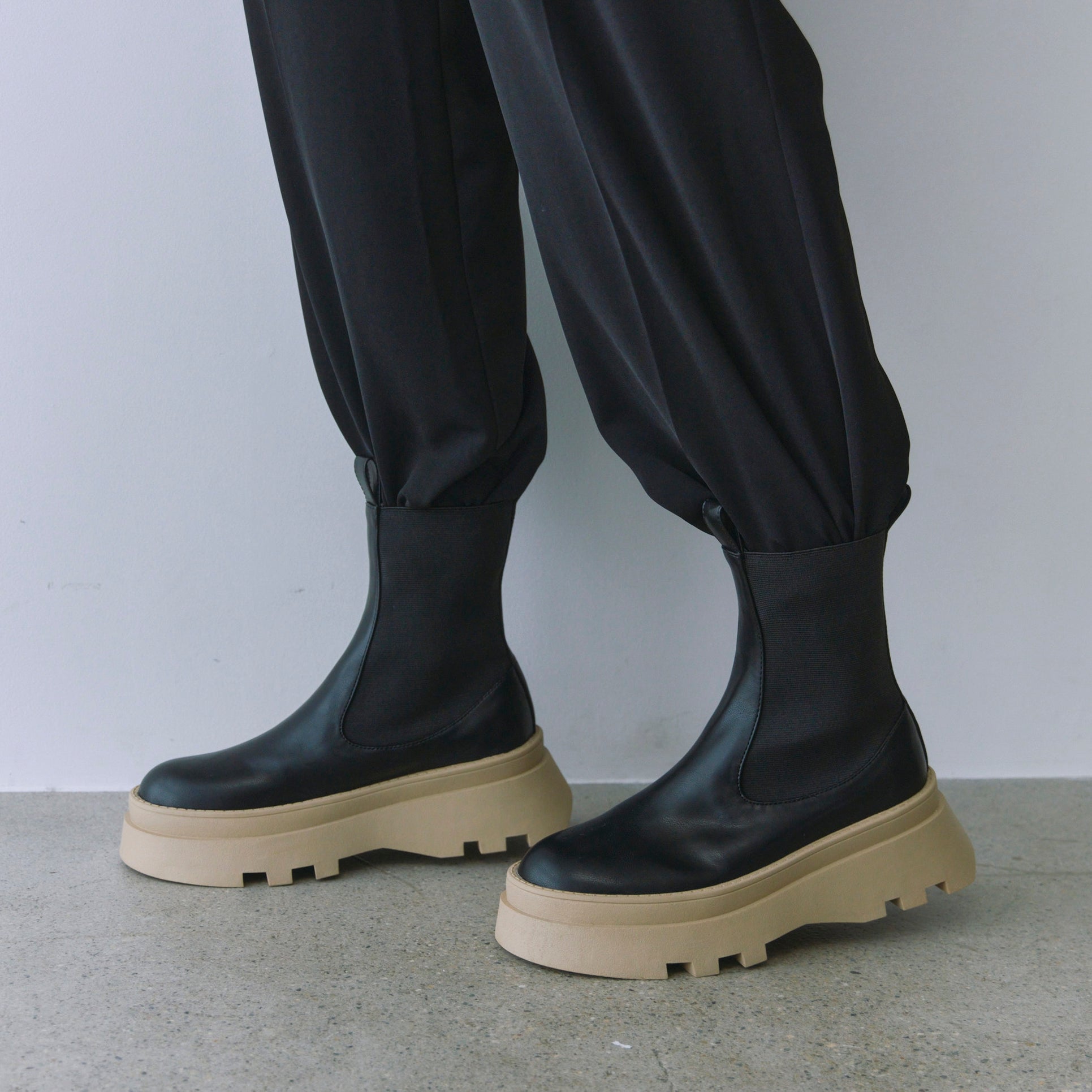 Mould sole side gore short boots