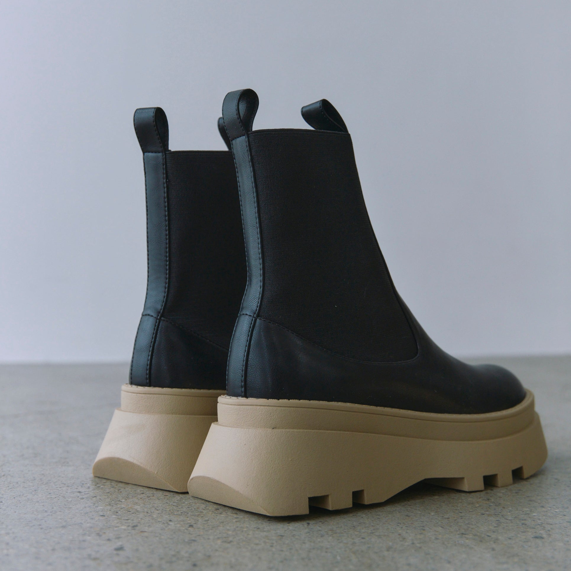Mould sole side gore short boots