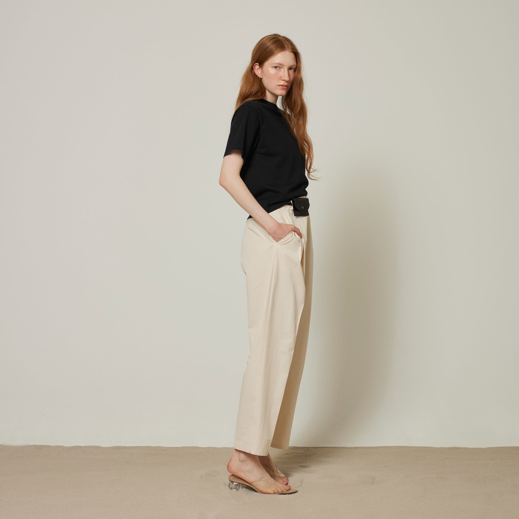2tuck 2loop tapered cotton pants