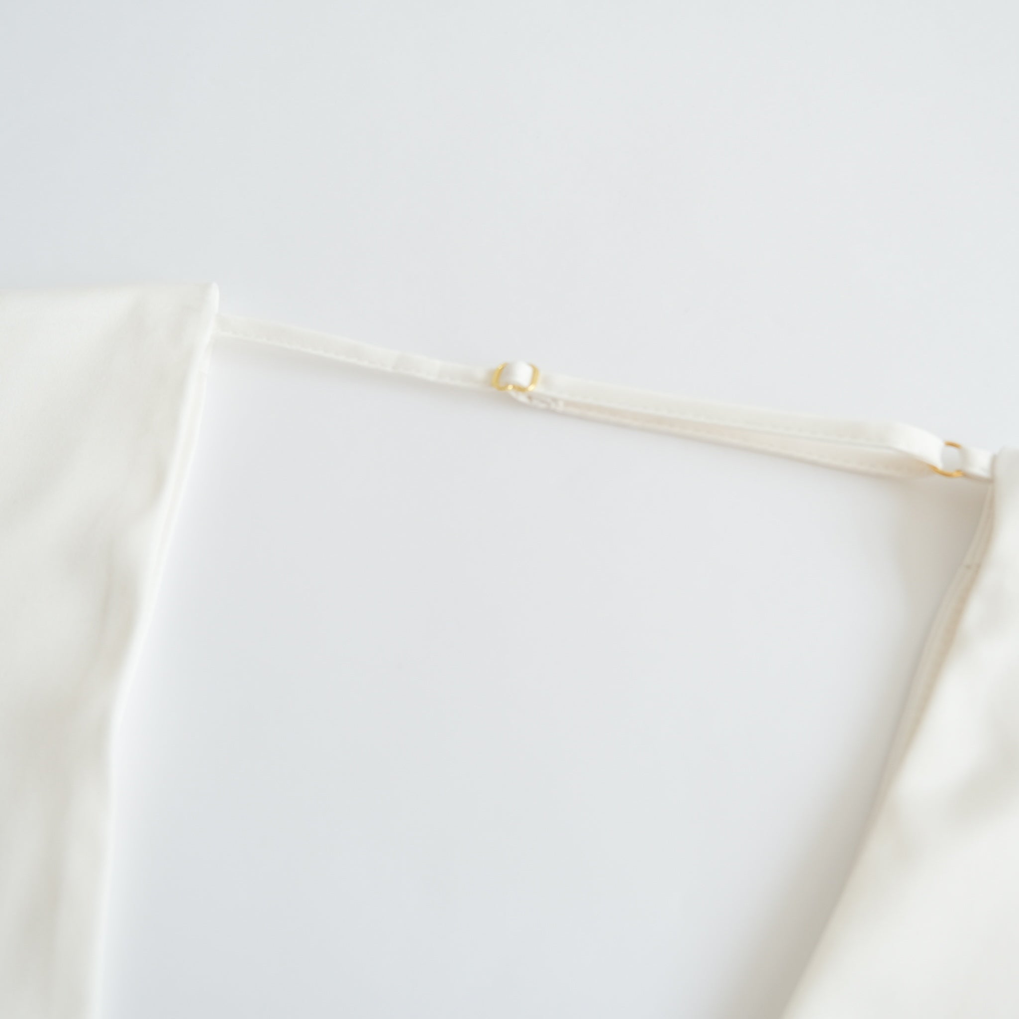 マットSatinカップLayeredトップス