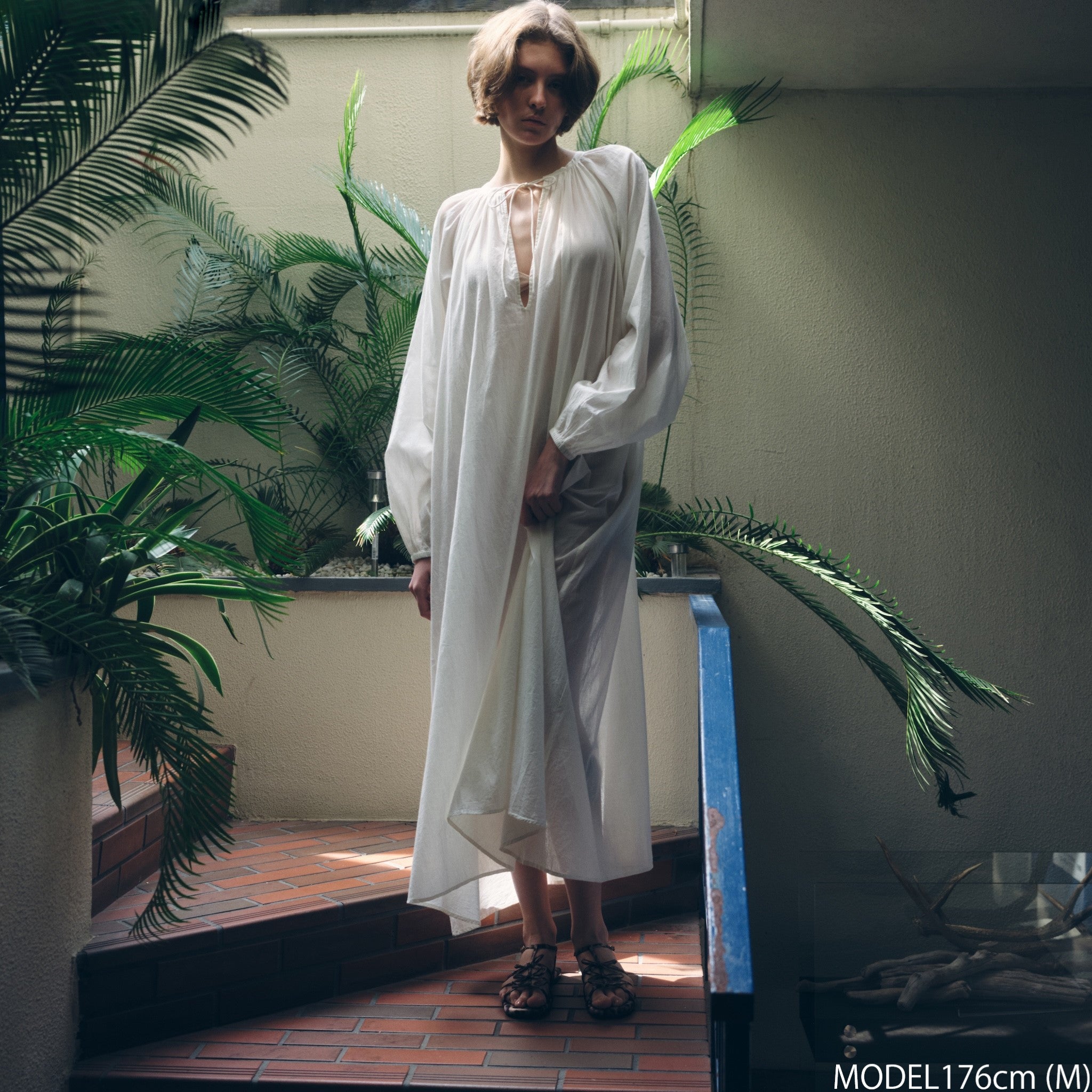 C/voileエアリーボリュームVカットドレス