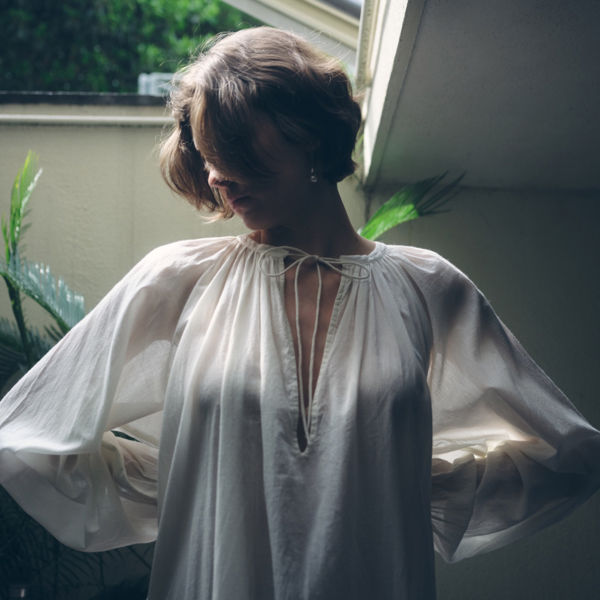 C/voileエアリーボリュームVカットドレス