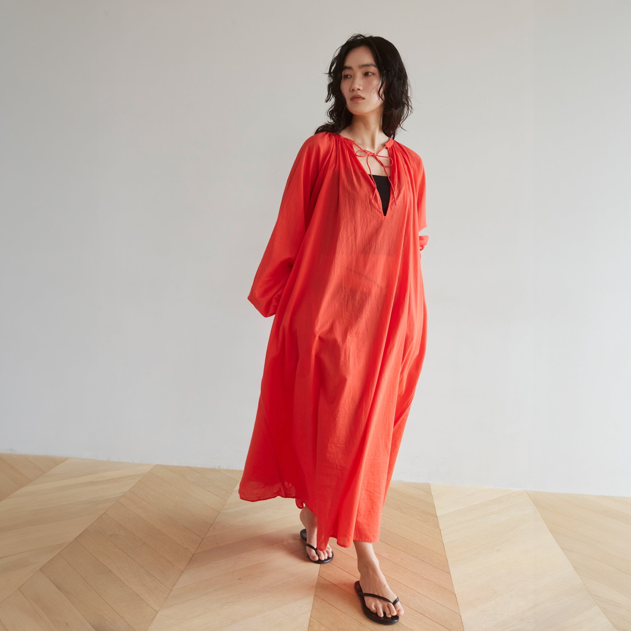 C/voileエアリーボリュームVカットドレス