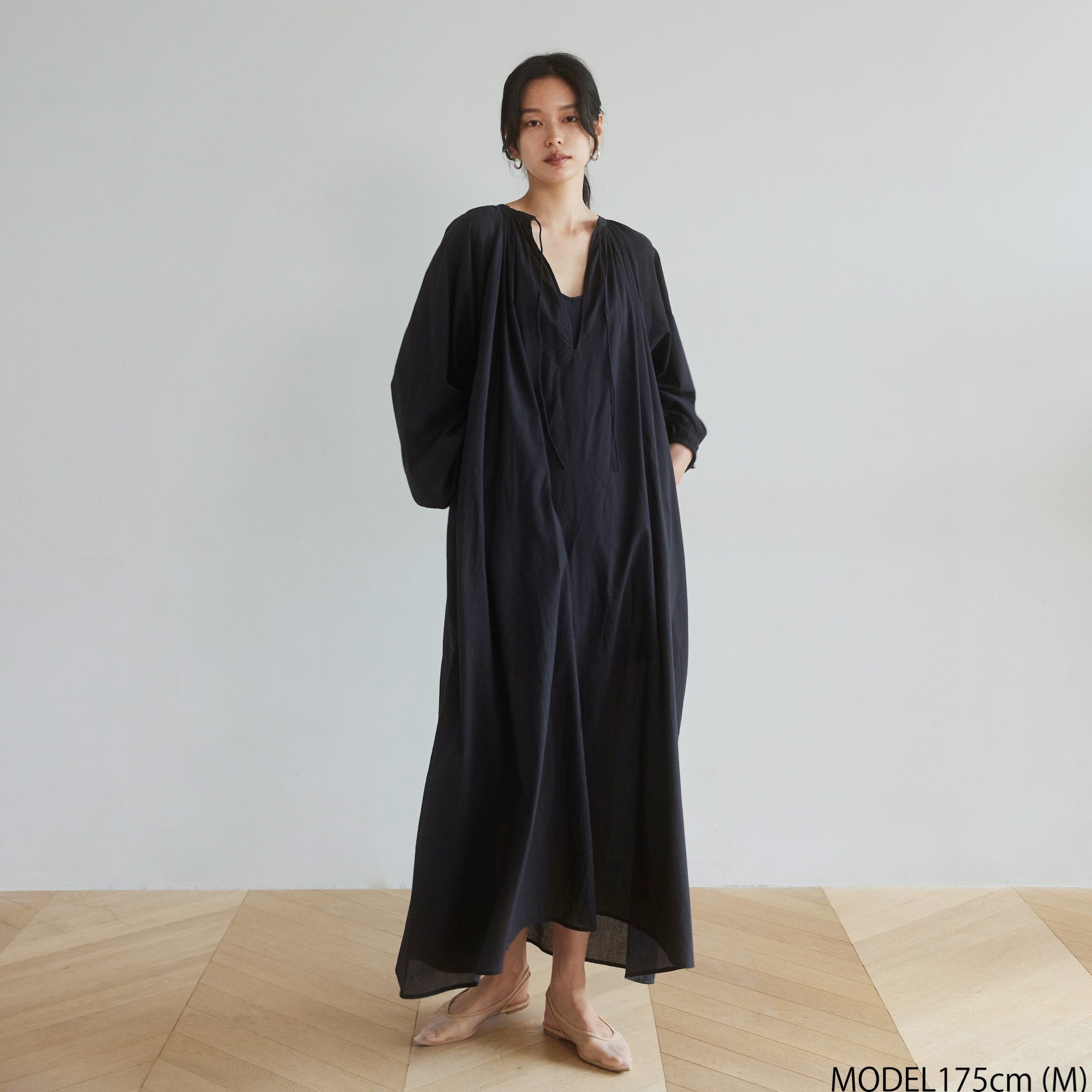 C/voileエアリーボリュームVカットドレス