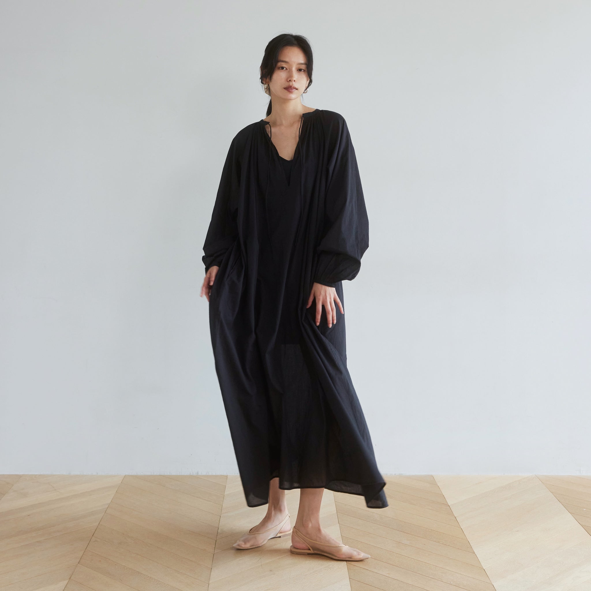 C/voileエアリーボリュームVカットドレス