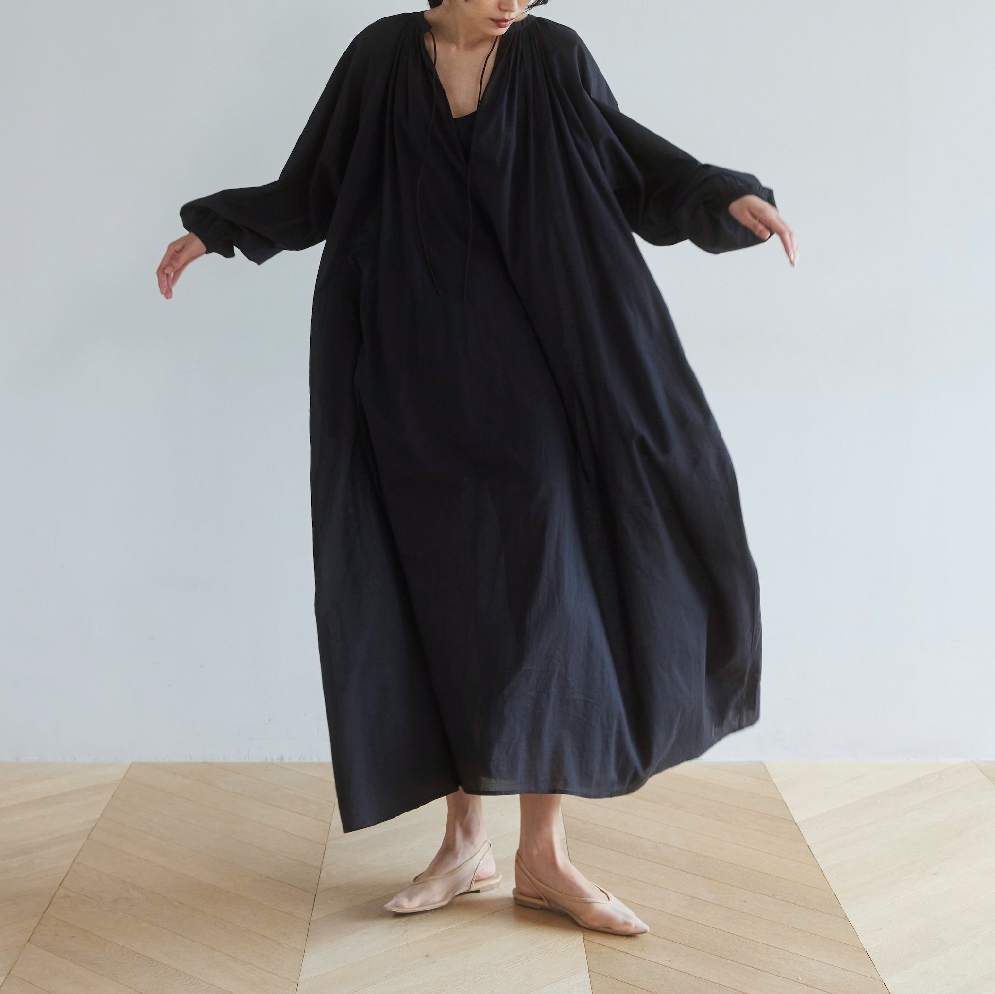 C/voileエアリーボリュームVカットドレス