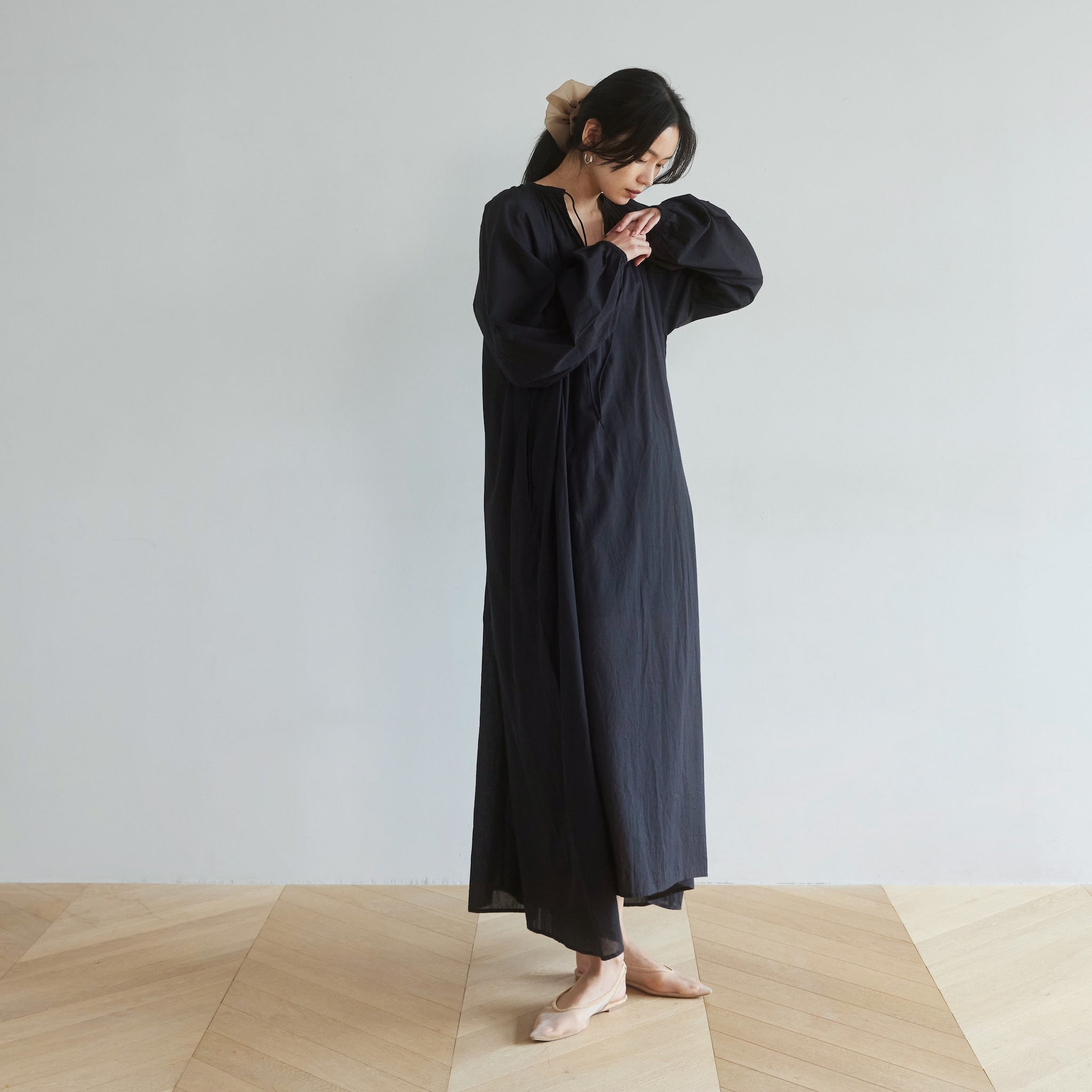 C/voileエアリーボリュームVカットドレス