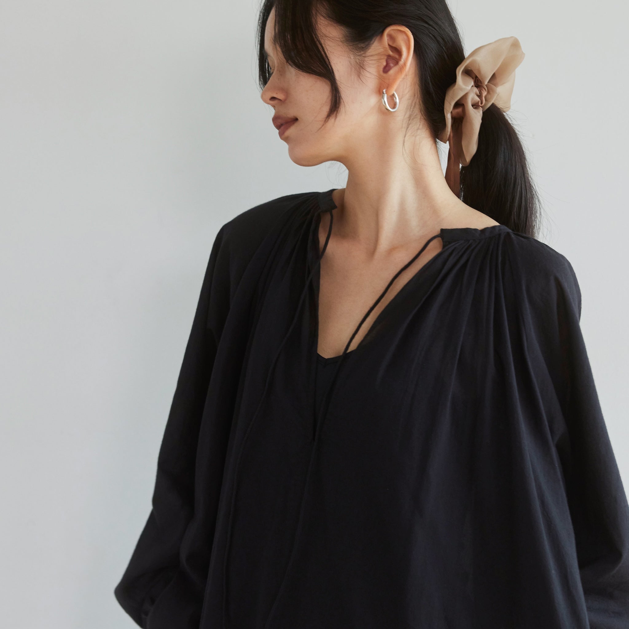 C/voileエアリーボリュームVカットドレス