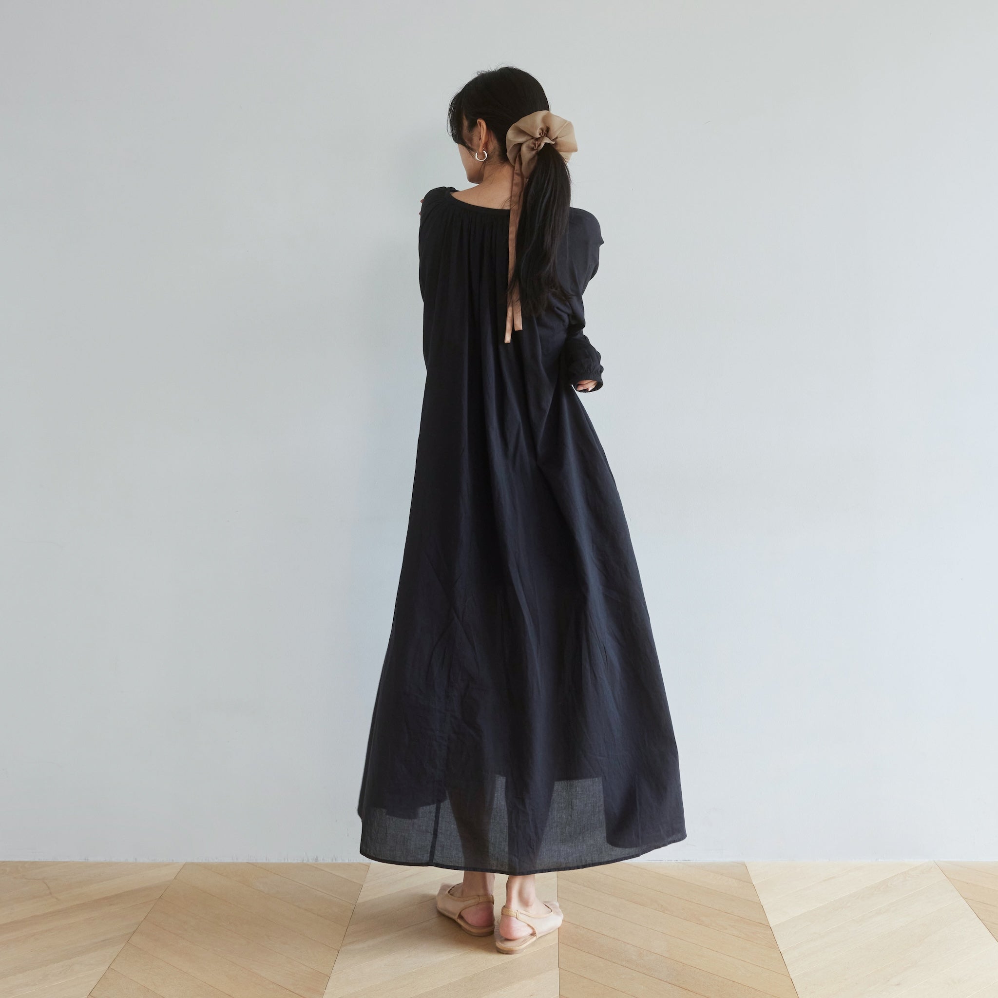 C/voileエアリーボリュームVカットドレス