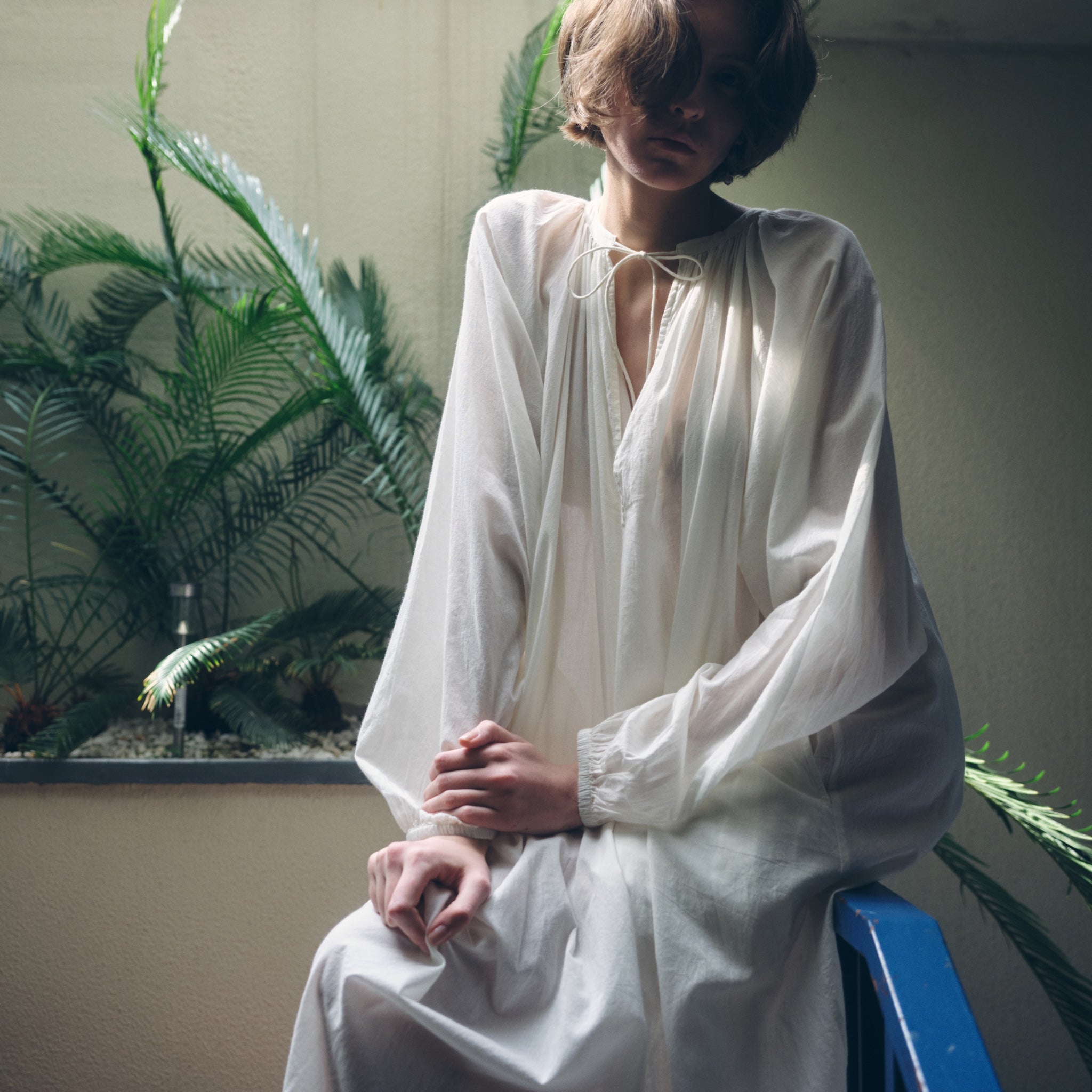 C/voileエアリーボリュームVカットドレス