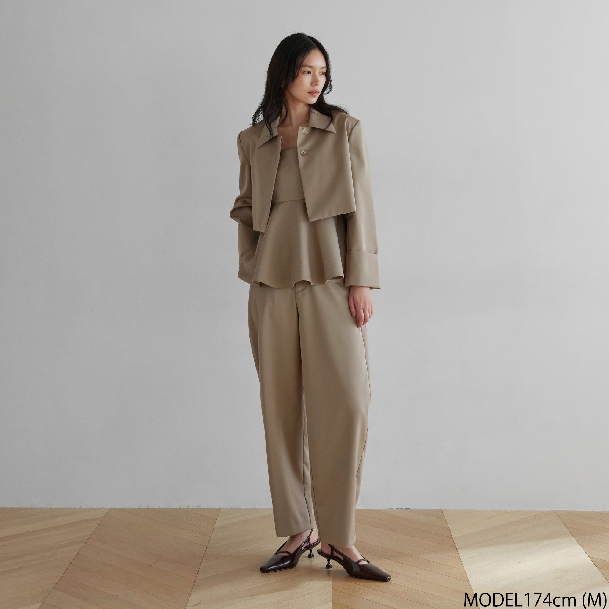 Flowy Fabric Curve Slacksパンツ