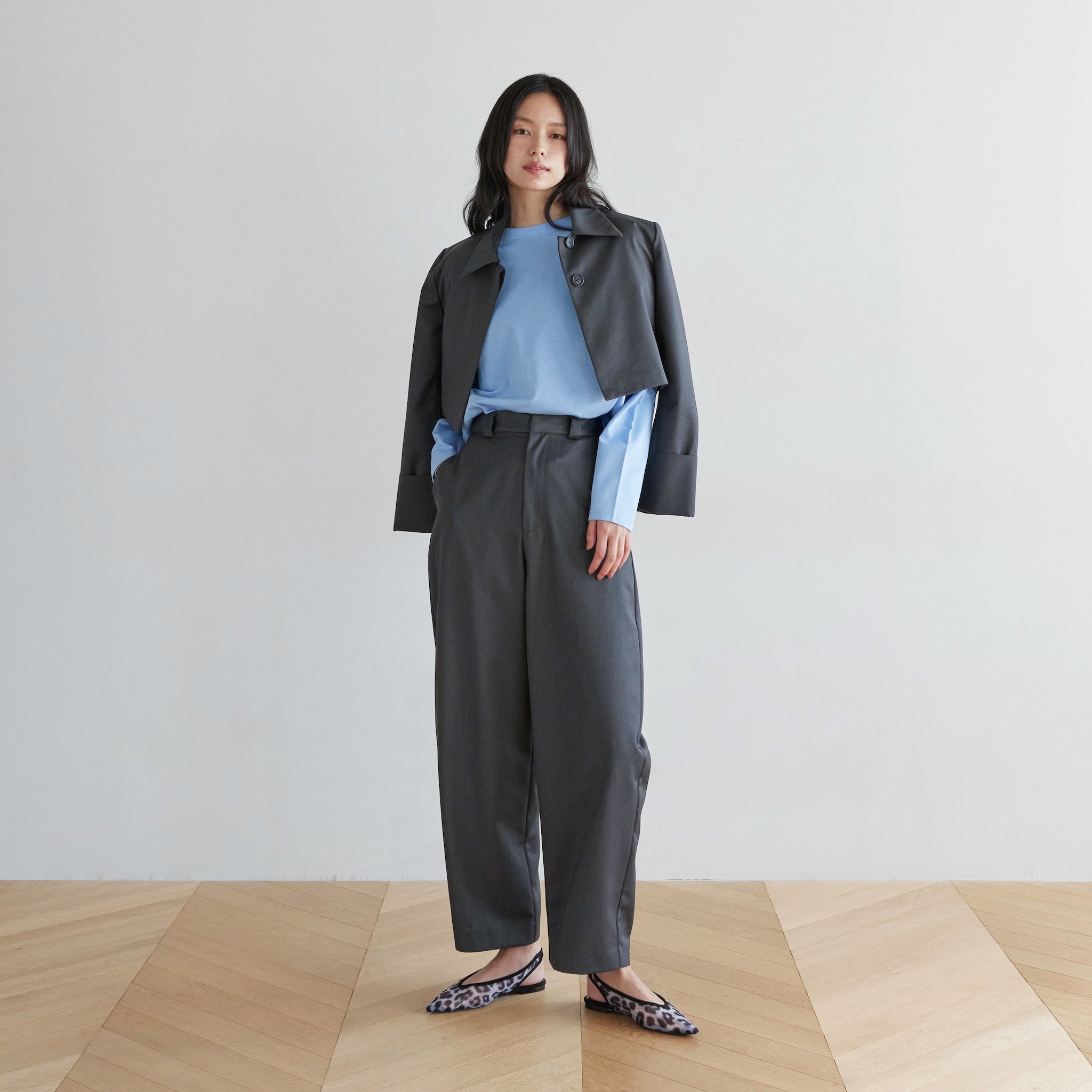 Flowy Fabric Curve Slacksパンツ