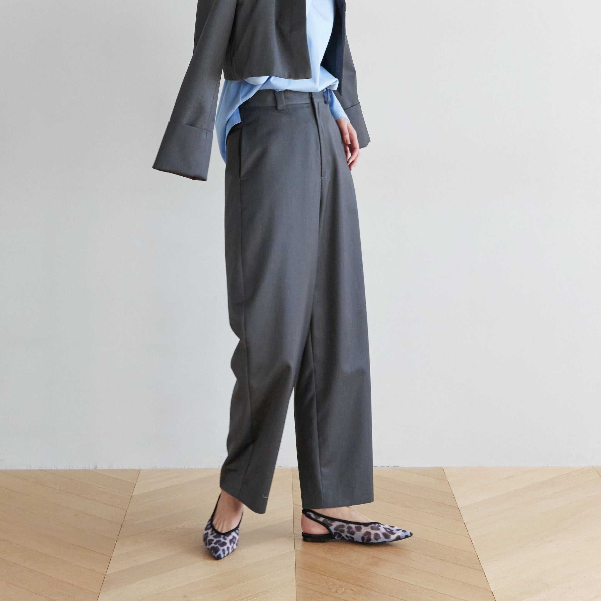 Flowy Fabric Curve Slacksパンツ