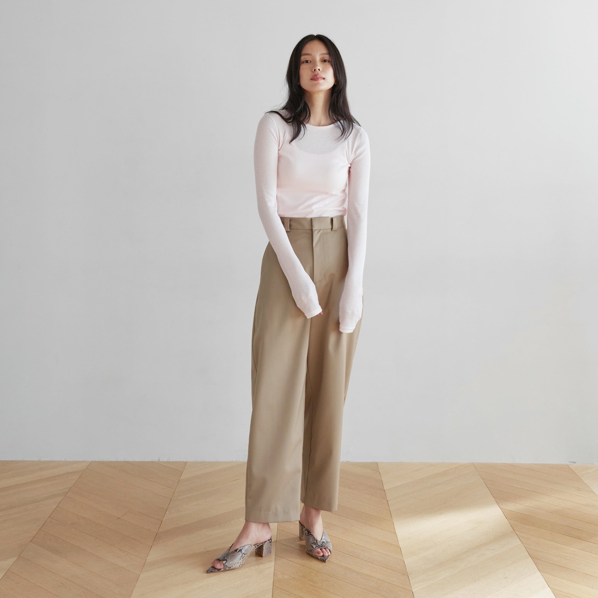 Flowy Fabric Curve Slacksパンツ