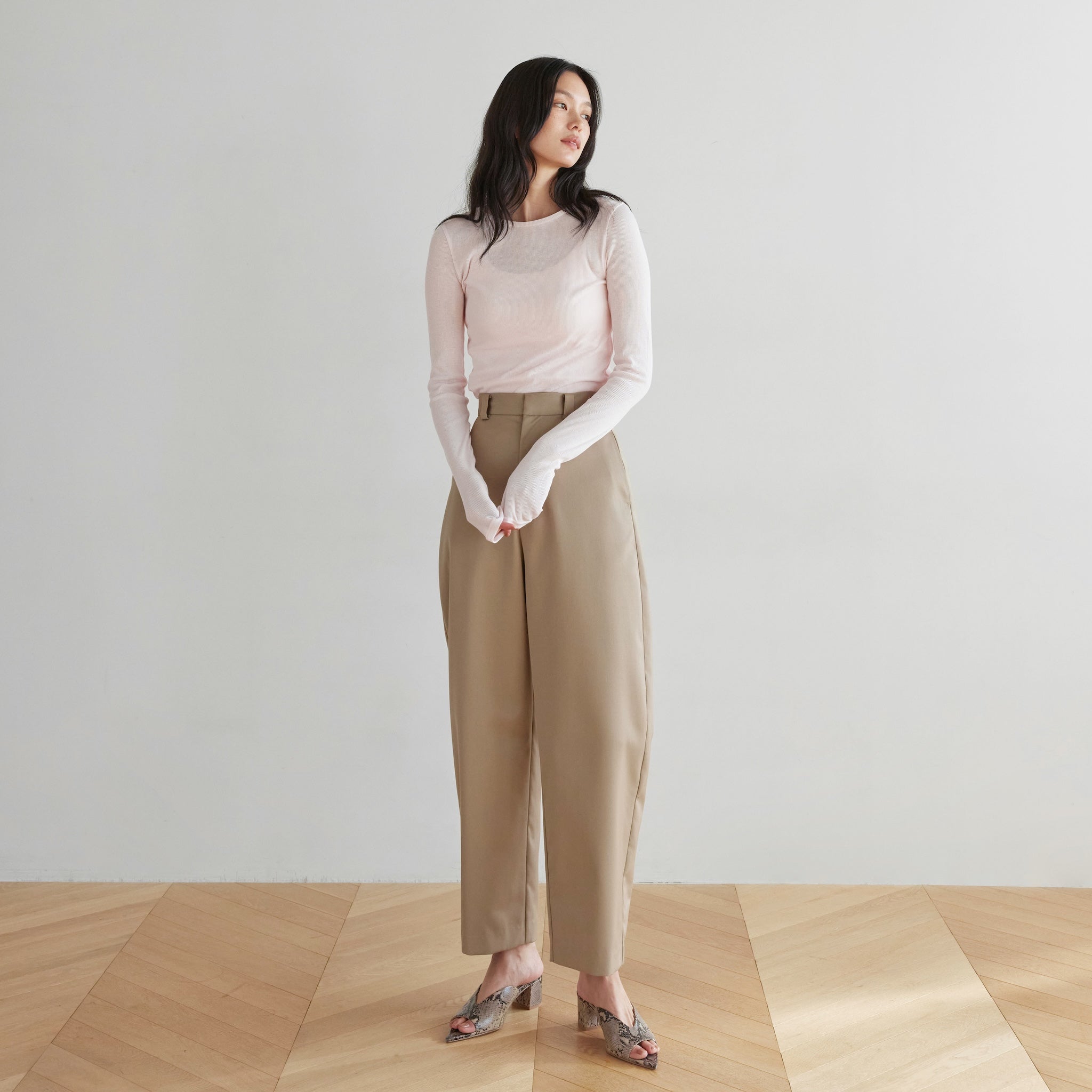 Flowy Fabric Curve Slacksパンツ