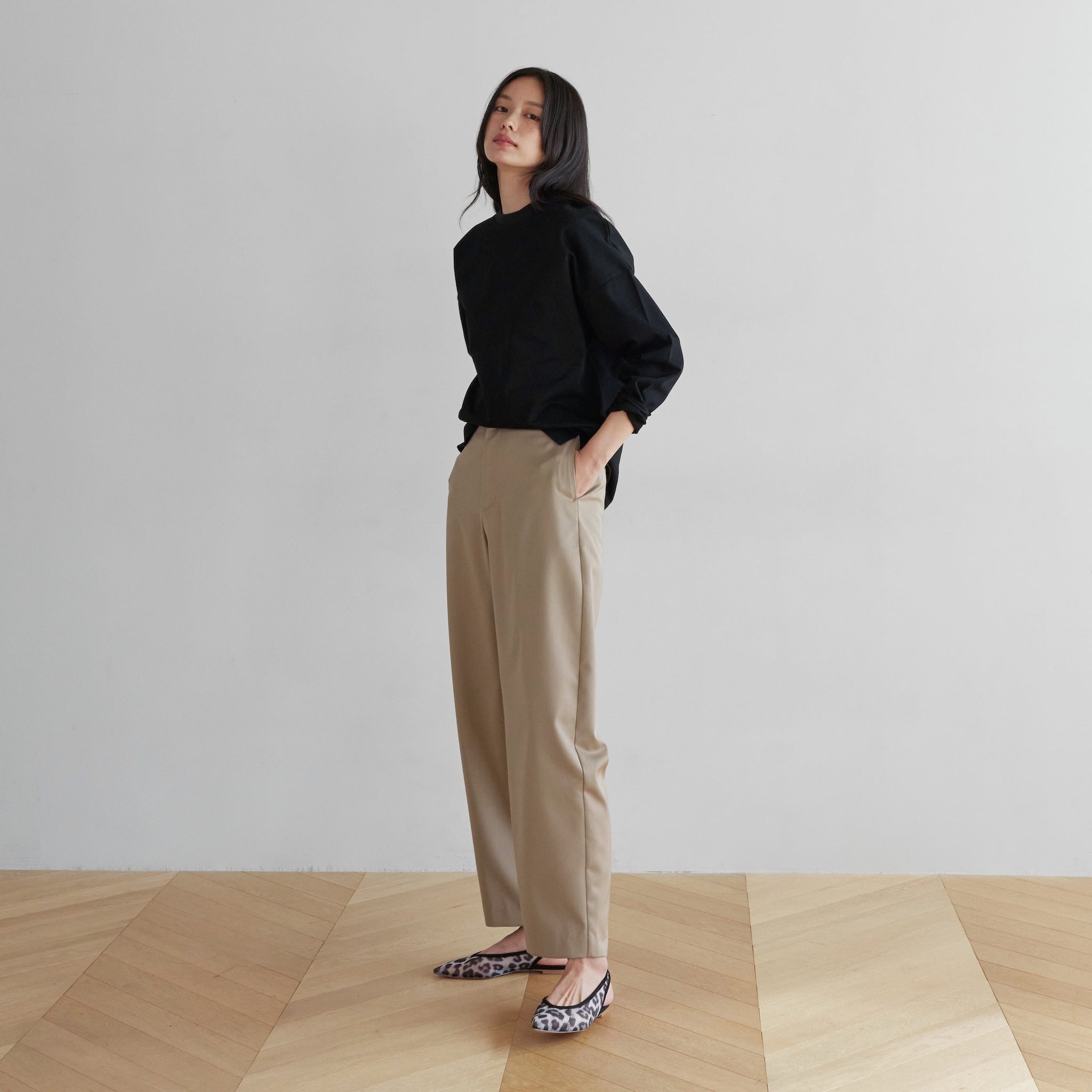 Flowy Fabric Curve Slacksパンツ