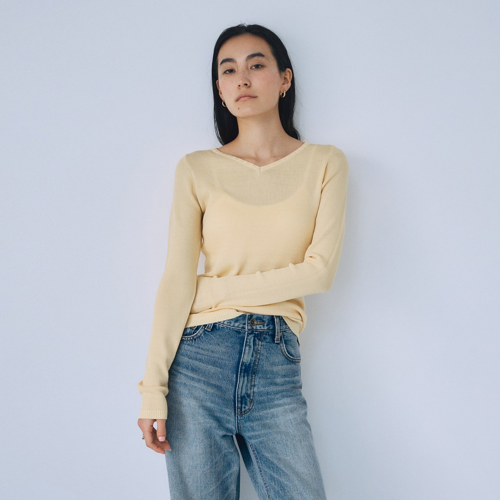 Crisp touchスカラップVネックニット