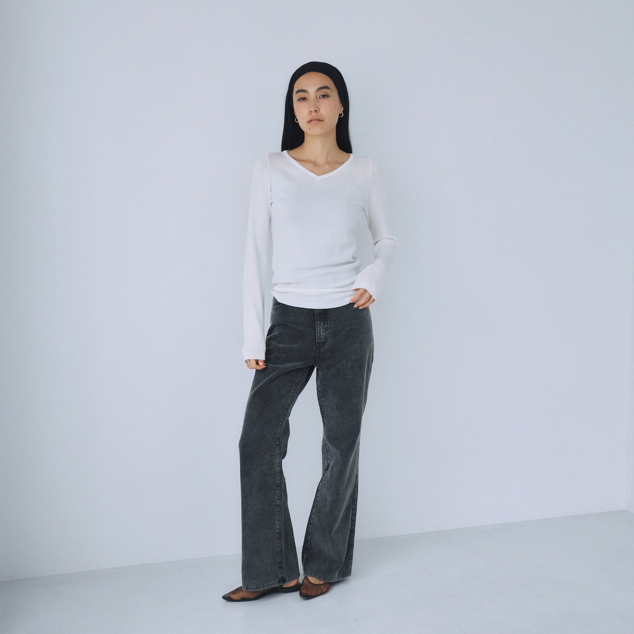 Crisp touchスカラップVネックニット