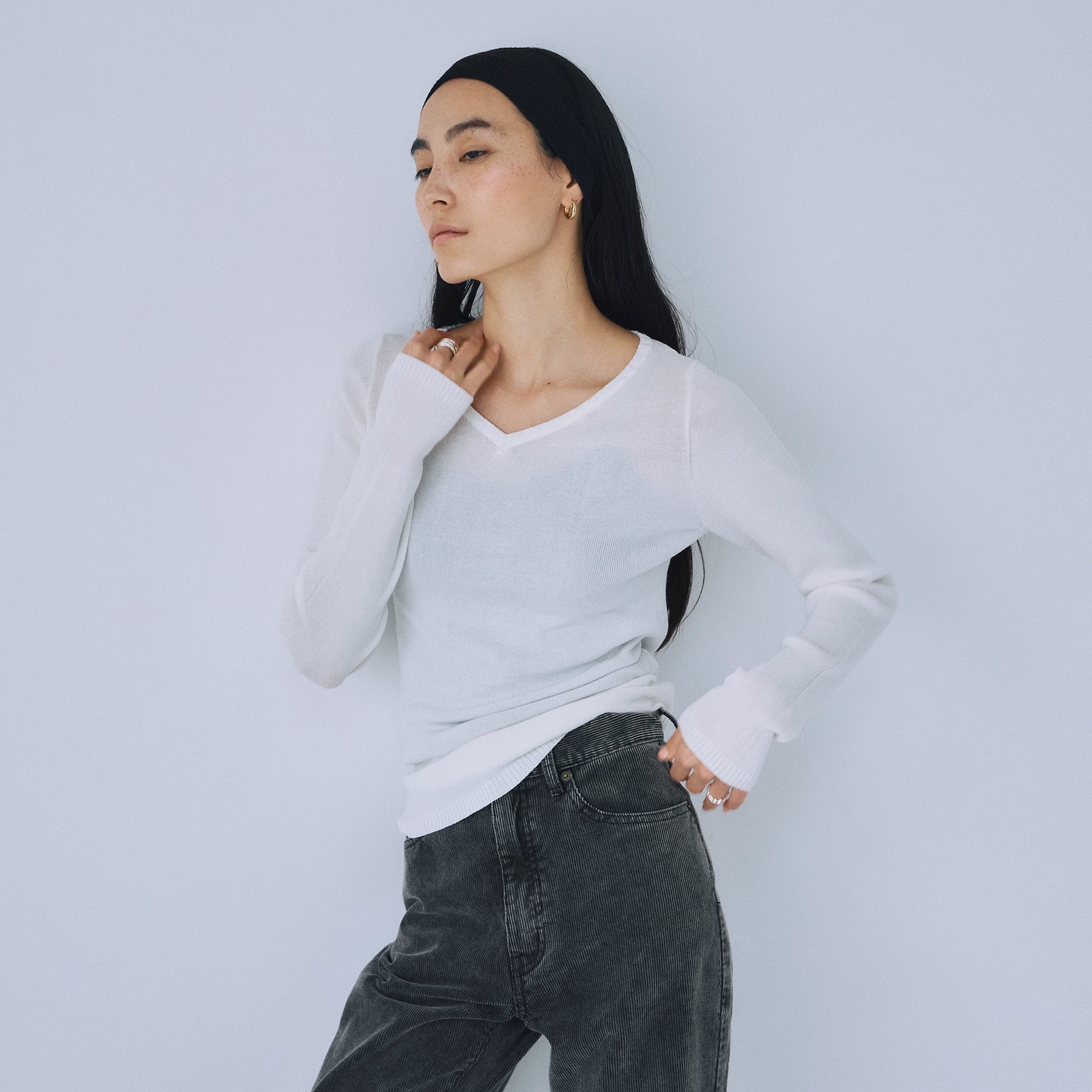 Crisp touchスカラップVネックニット