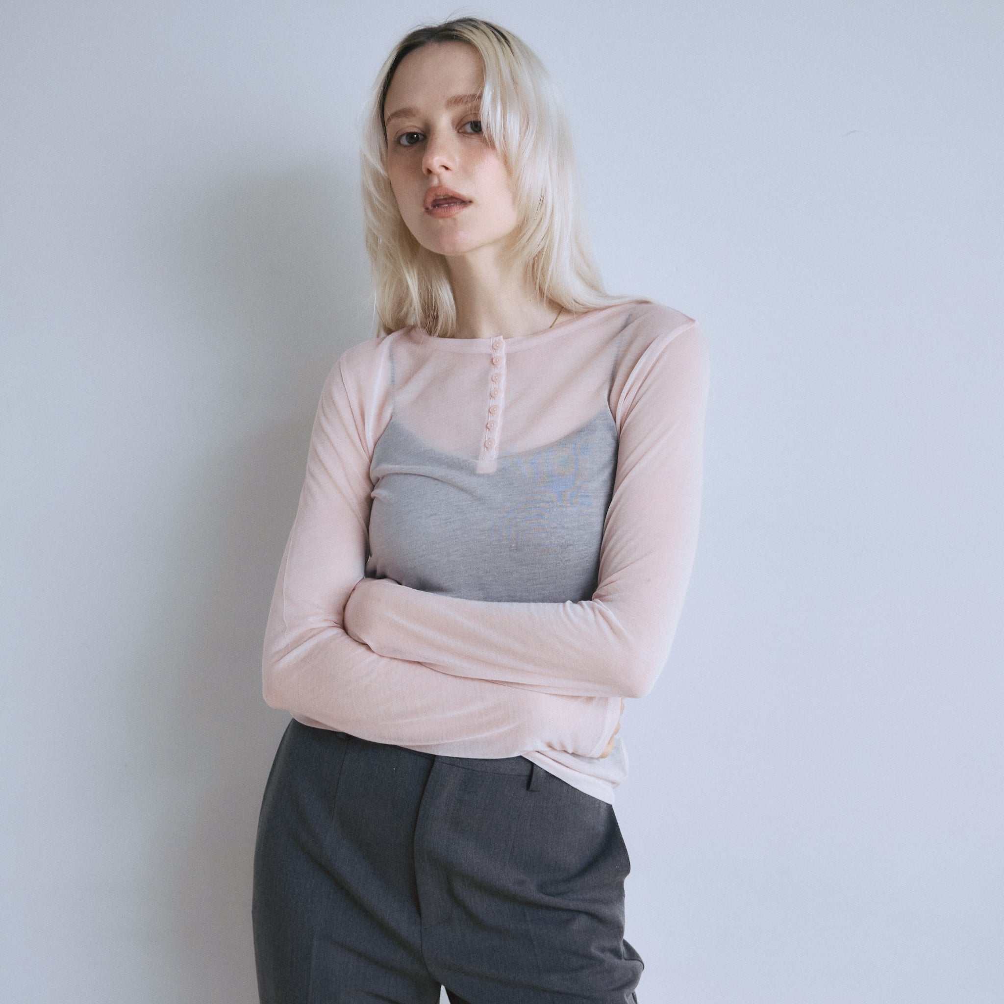 Noble silkヘンリーネックトップス