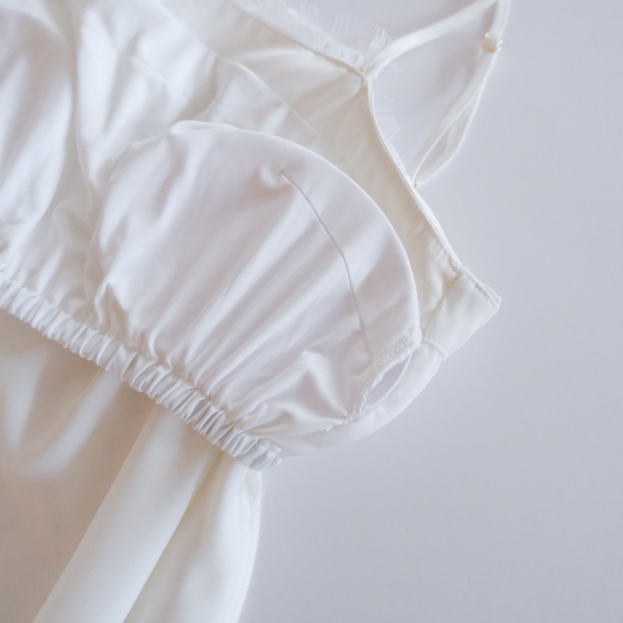 パッドin Lacy Satinキャミソール