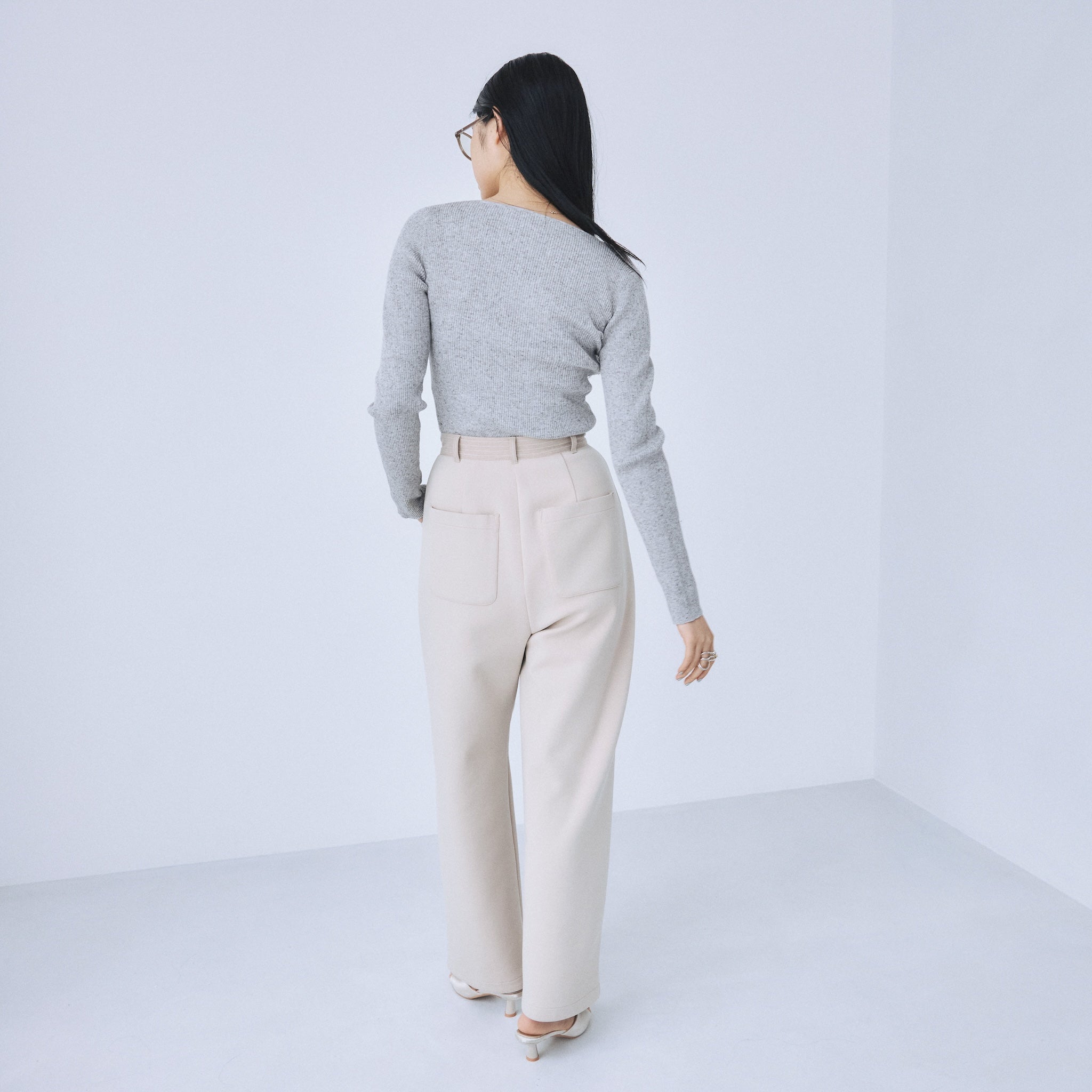 Switching cardboard tuck pants