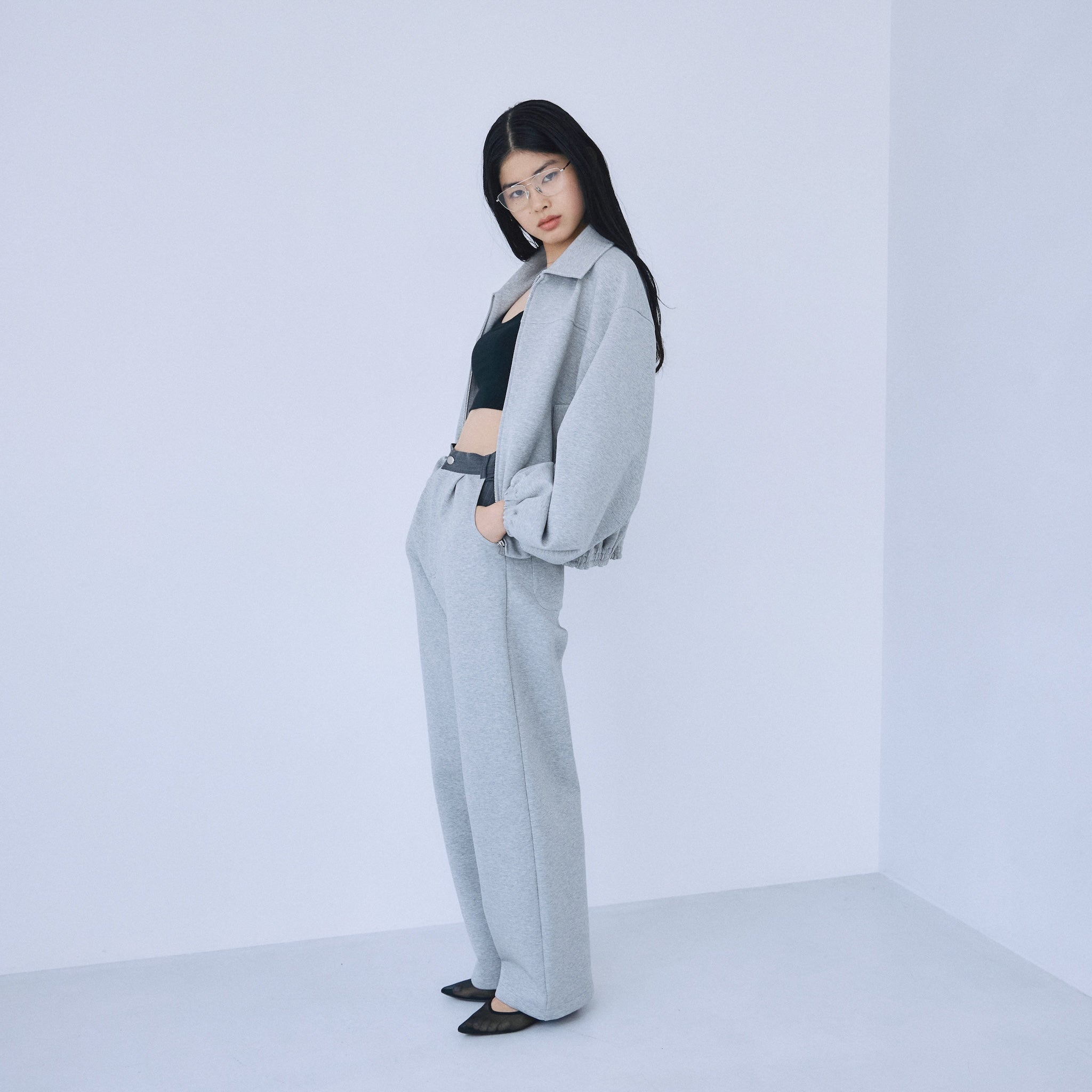 Switching cardboard tuck pants