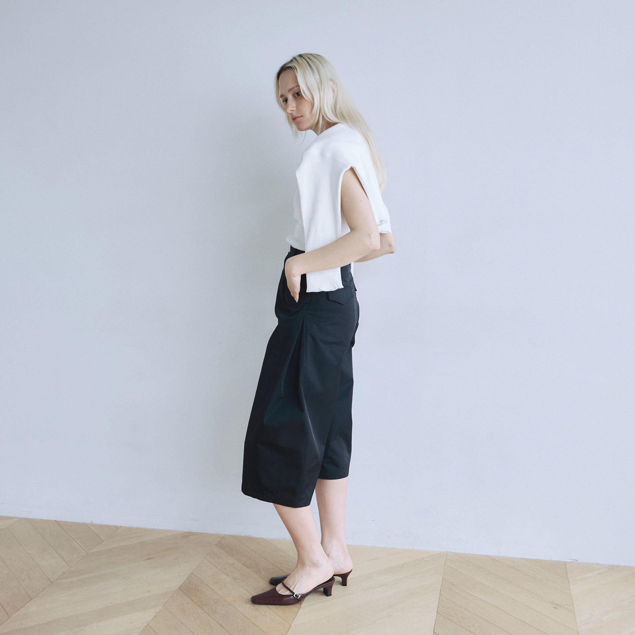 Side-Tuck Cropped Cocoon Pants