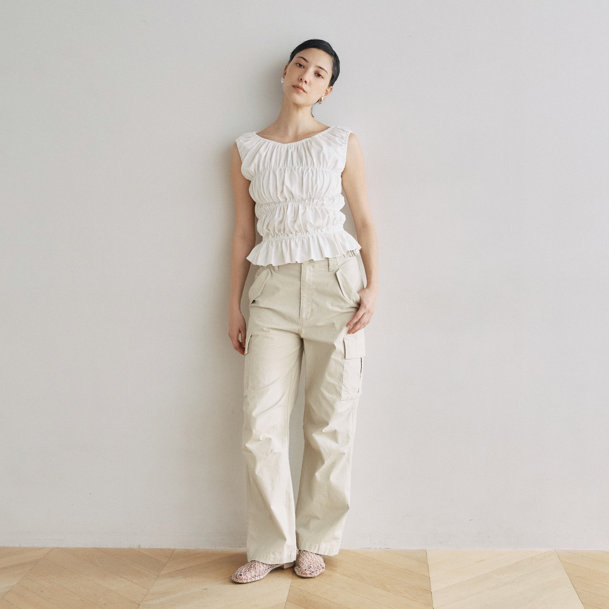 【美品】meer.メーア　シャーリングトップス　ホワイト アシンメトリーシャーリングトップス