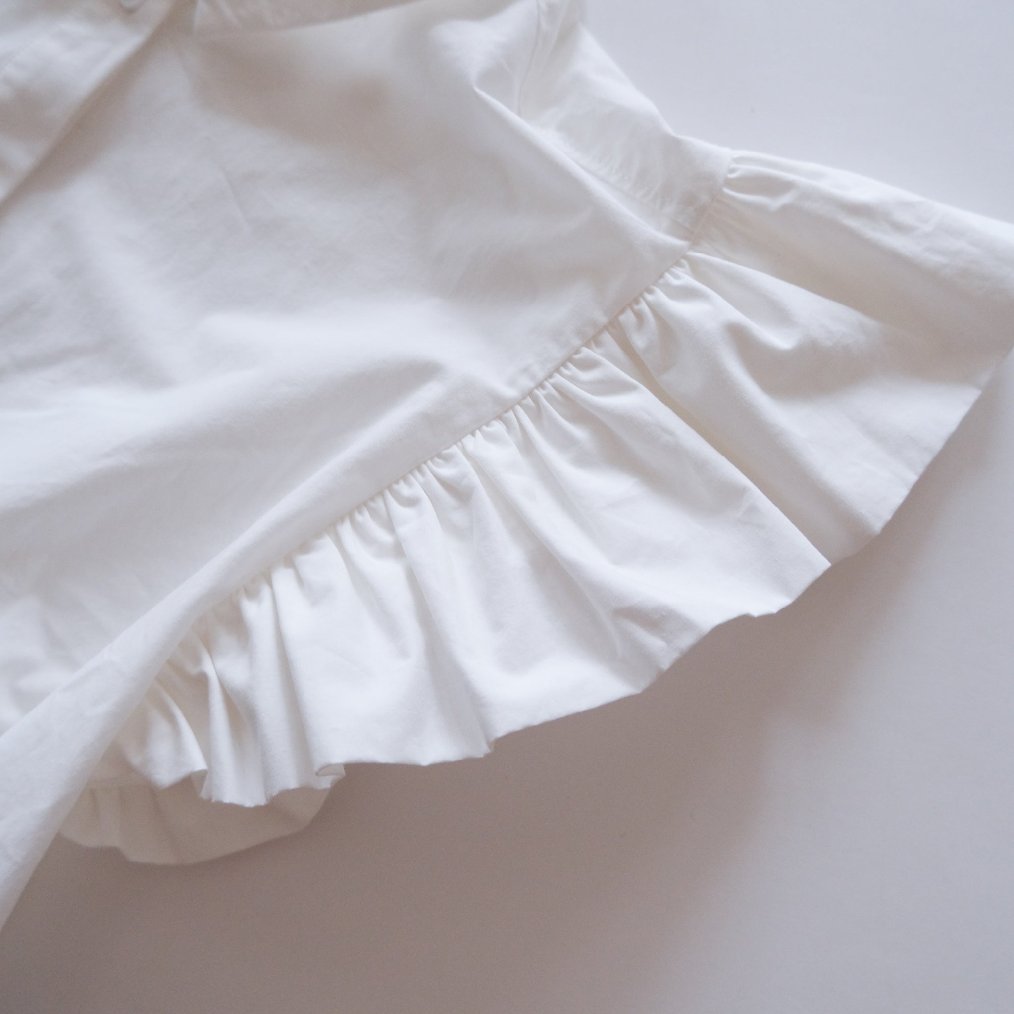 Frill Sleeveラウンドヘムシャツ