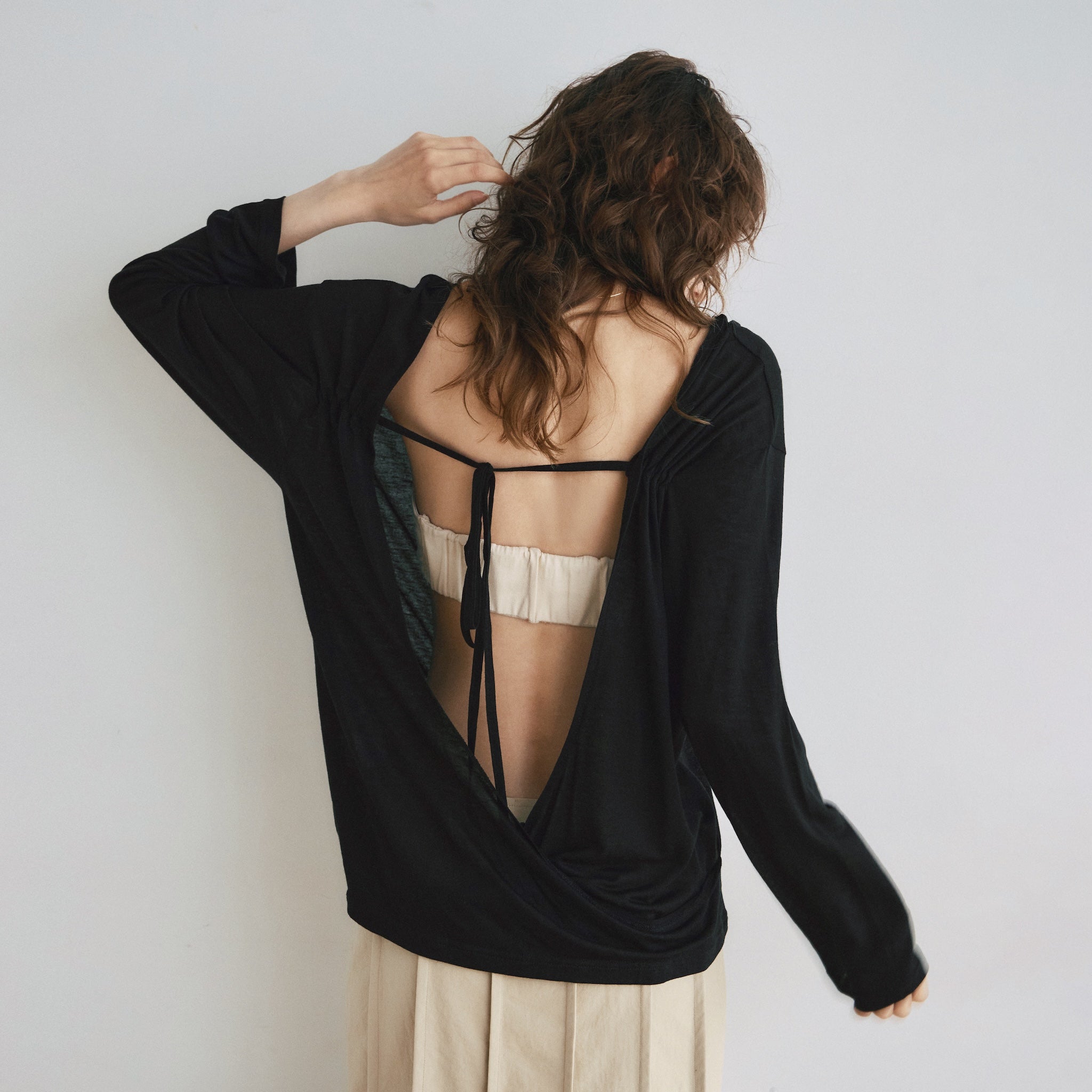 Airy Touch Back Cache-Coeur Top