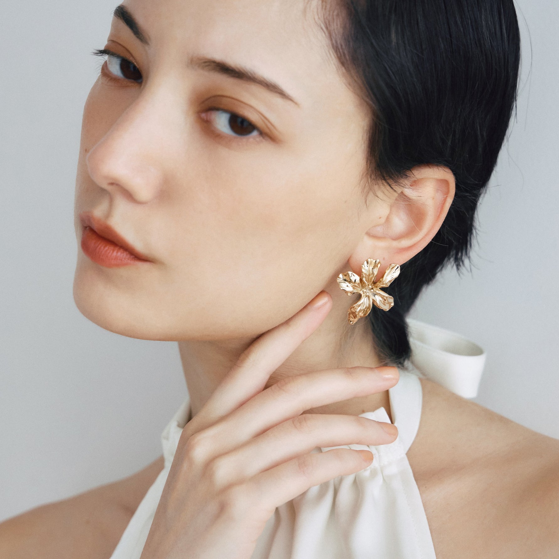 時にはシックな大人のflowerピアス Flower motif ピアス