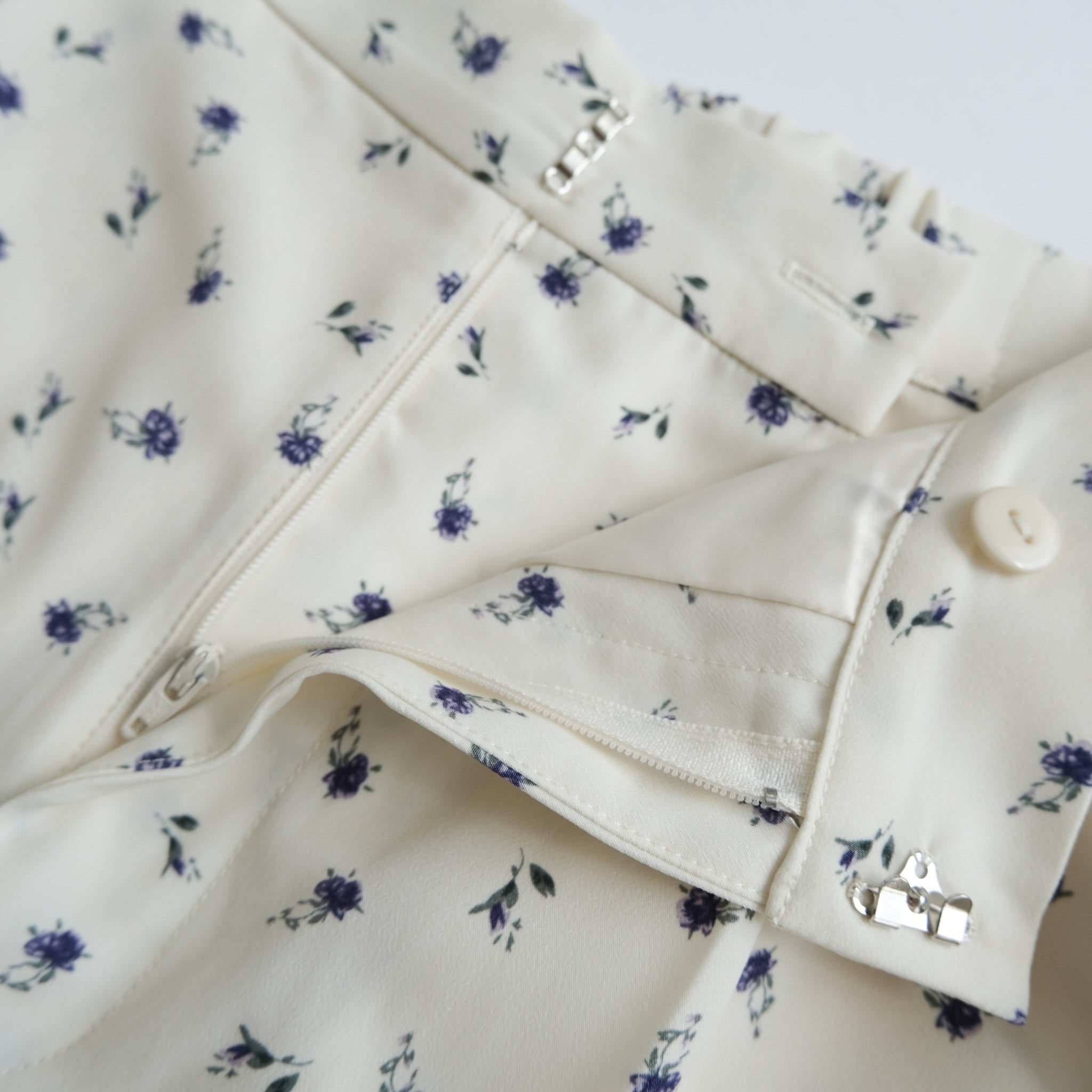 Mini flower tuck pants