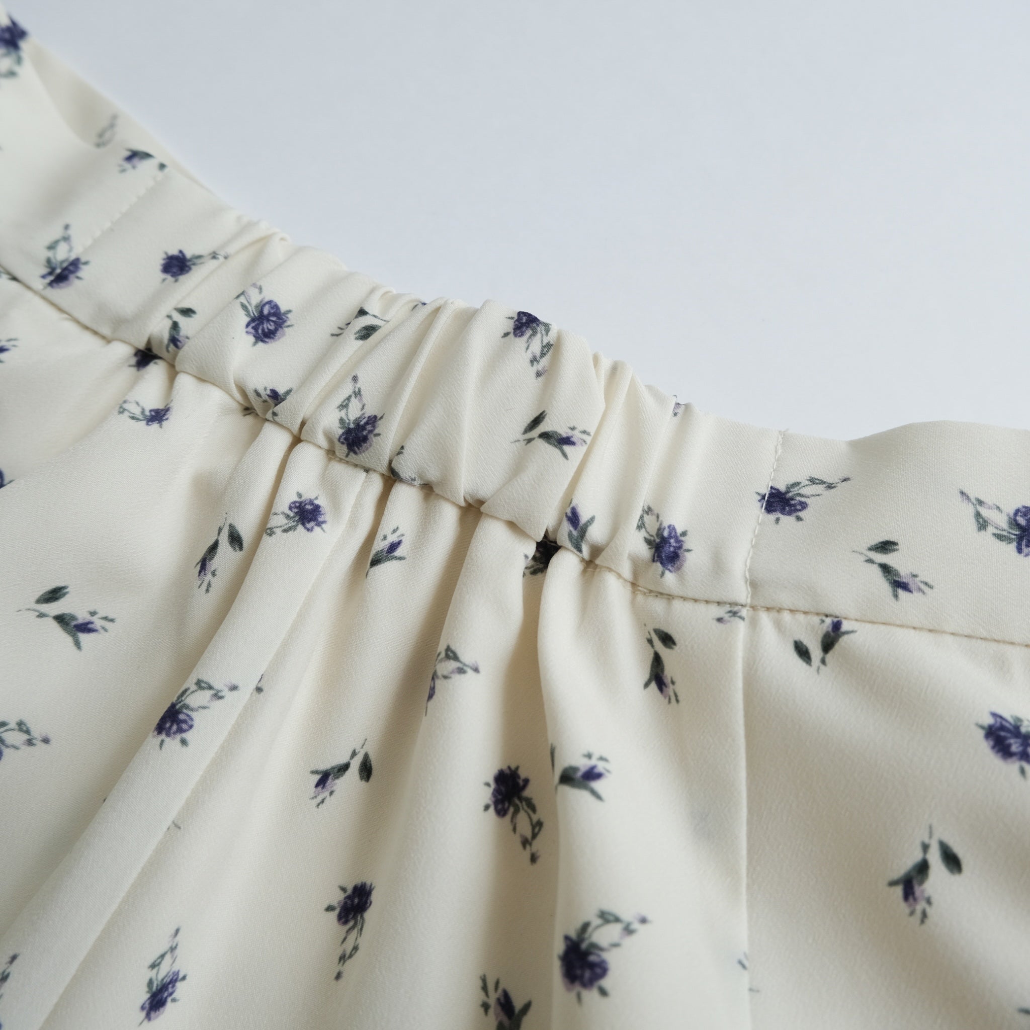 Mini flower tuck pants