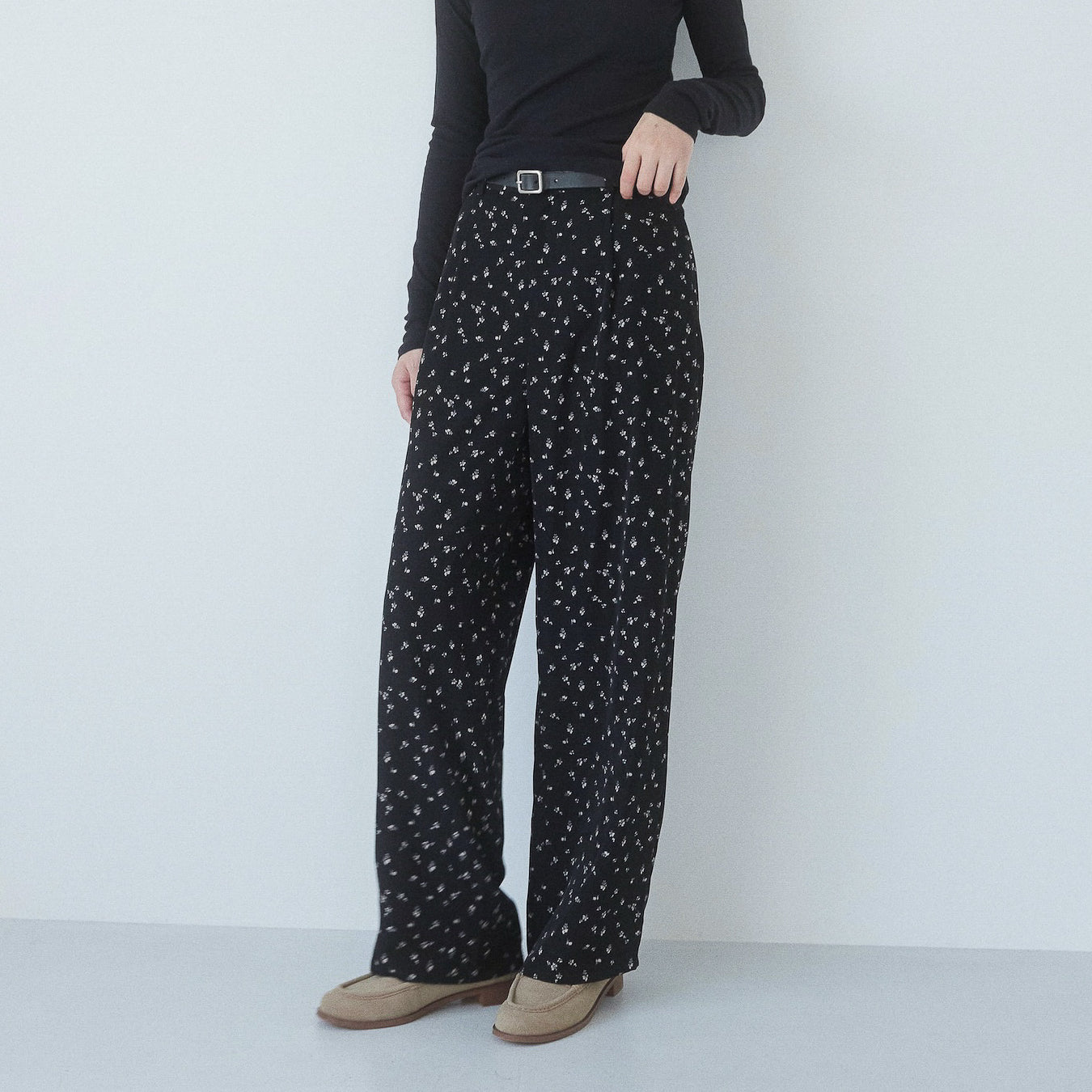 Mini flower tuck pants