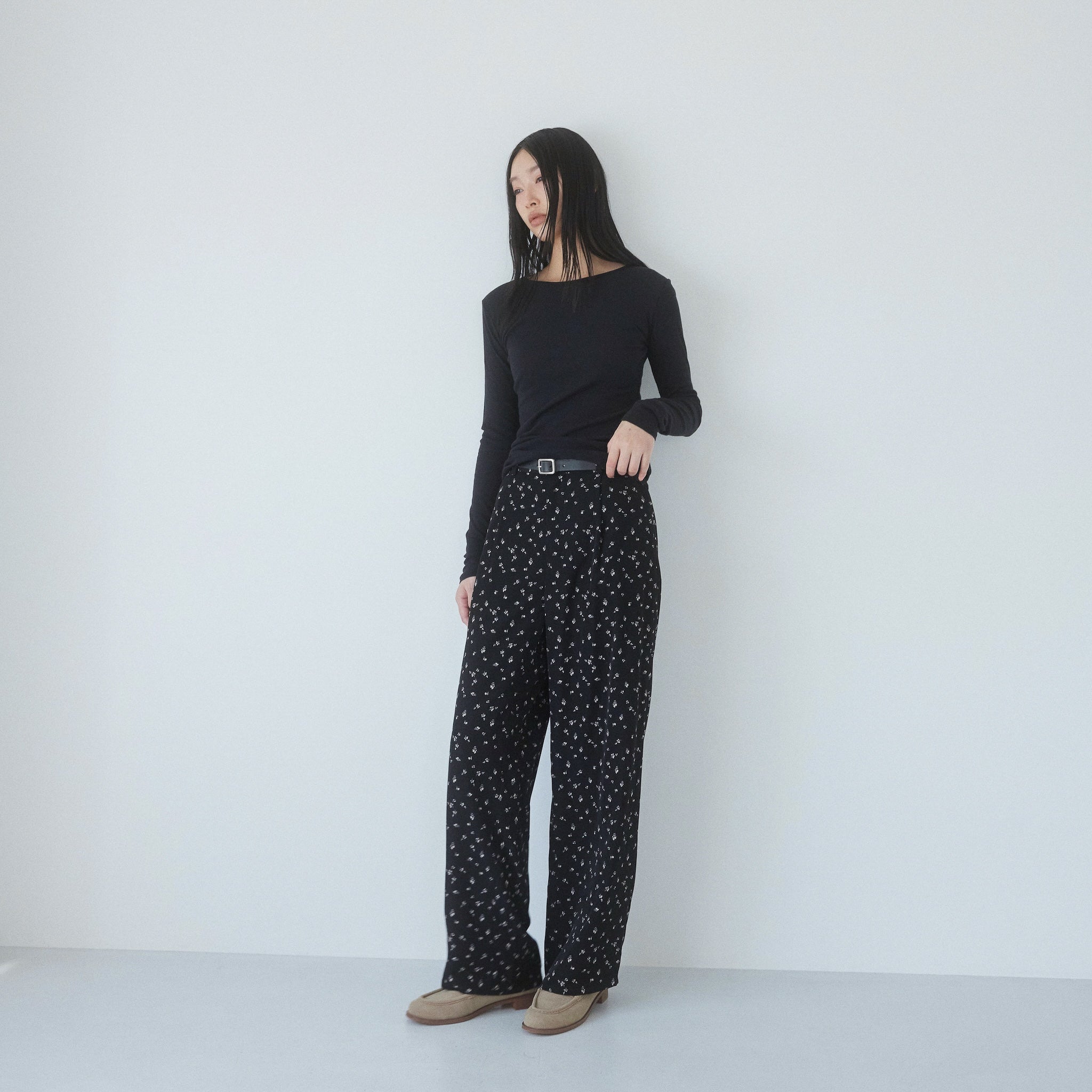 Mini flower tuck pants