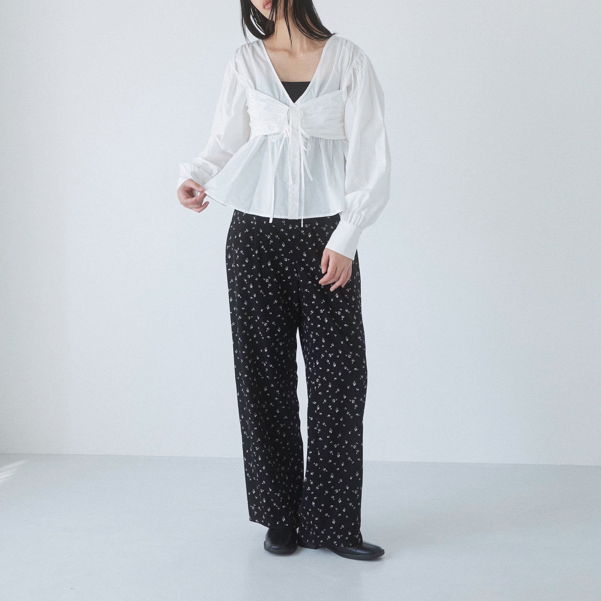 Mini flower tuck pants