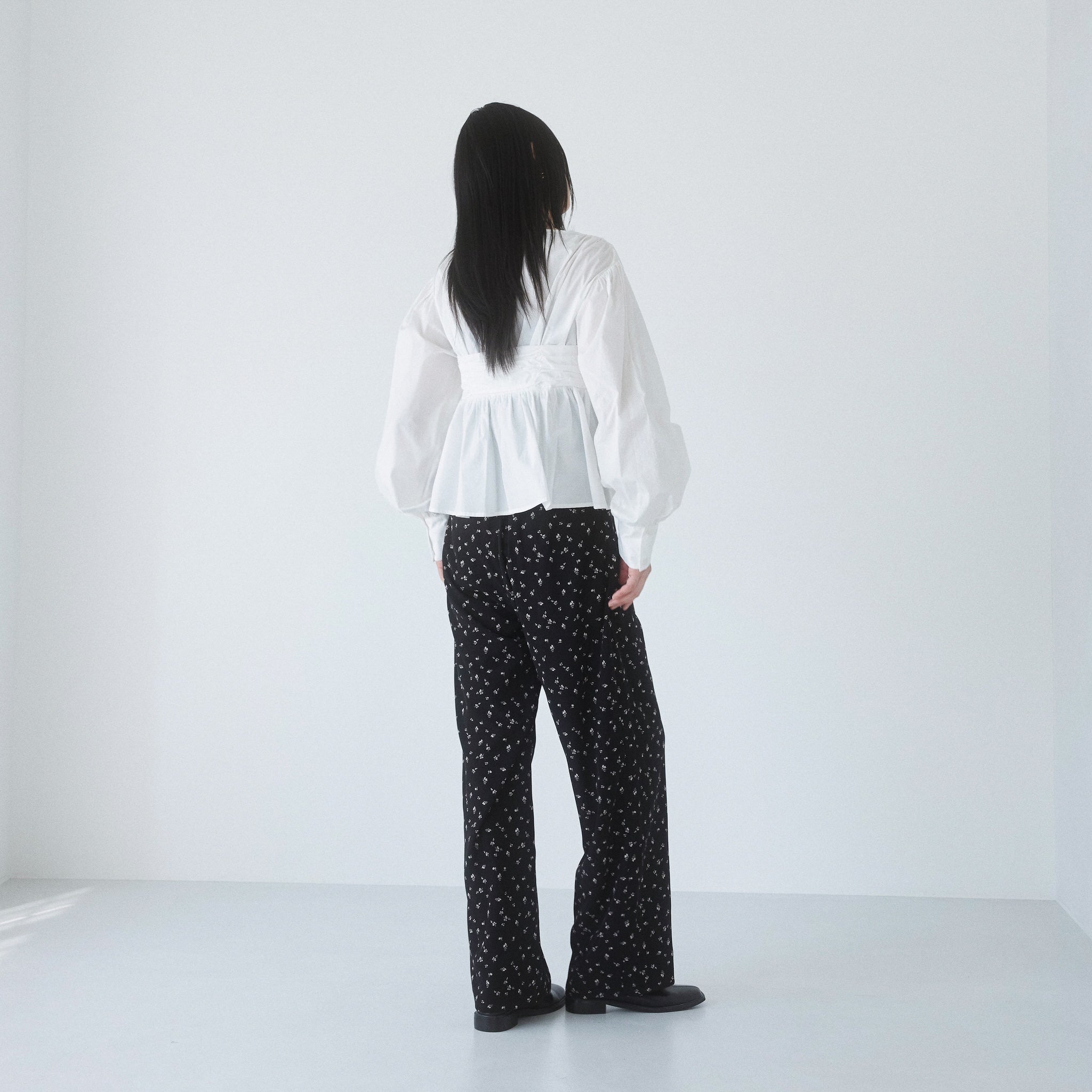 Mini flower tuck pants