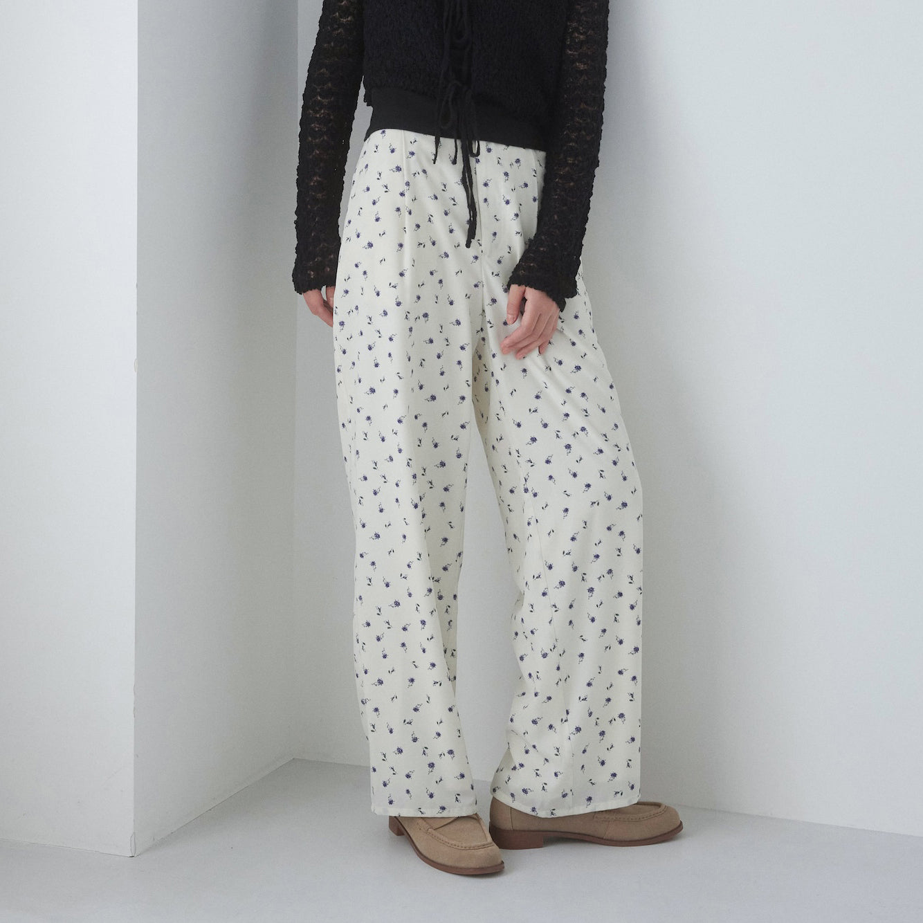 Mini flower tuck pants