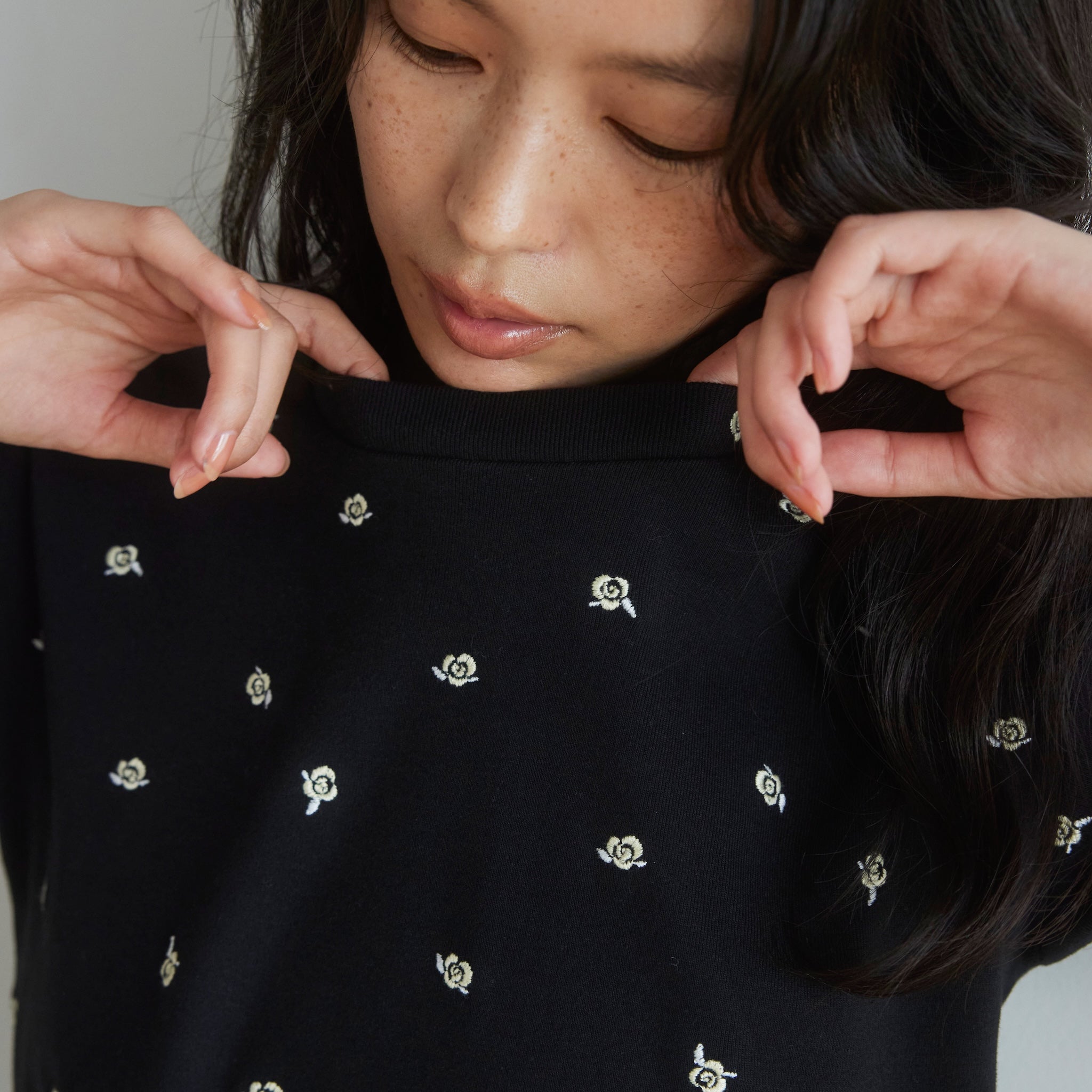 Tiny Pattern Embroidery Tシャツ