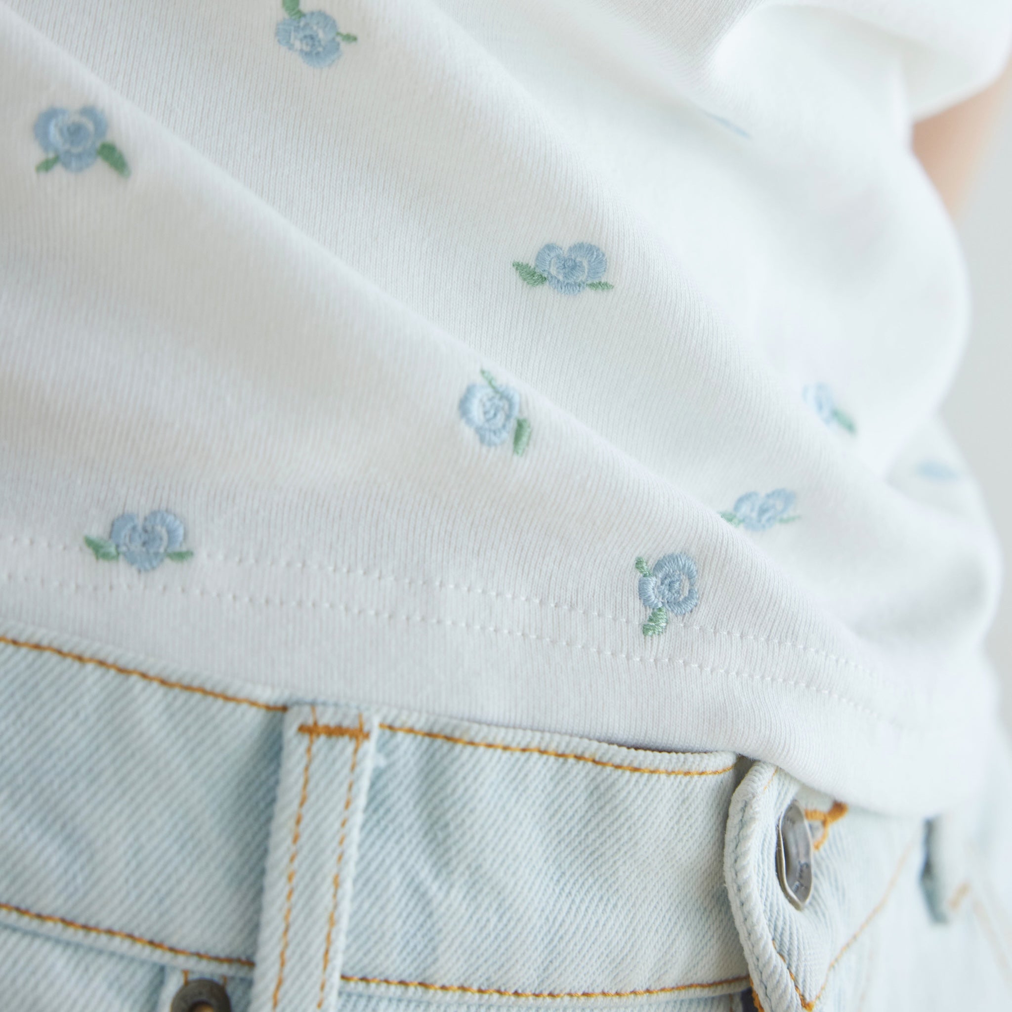 Tiny Pattern Embroidery Tシャツ