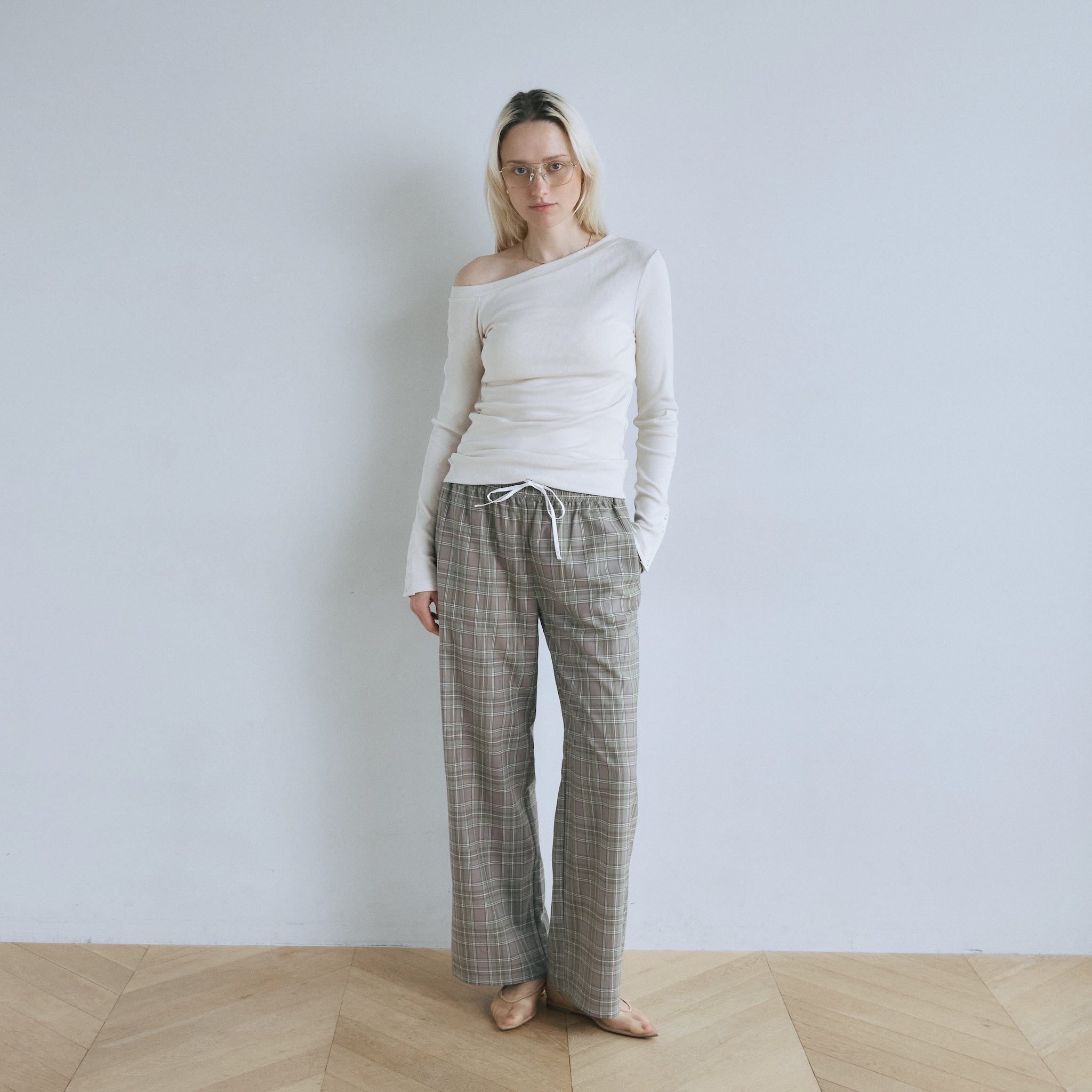 Buttonディティールワンショルダートップス