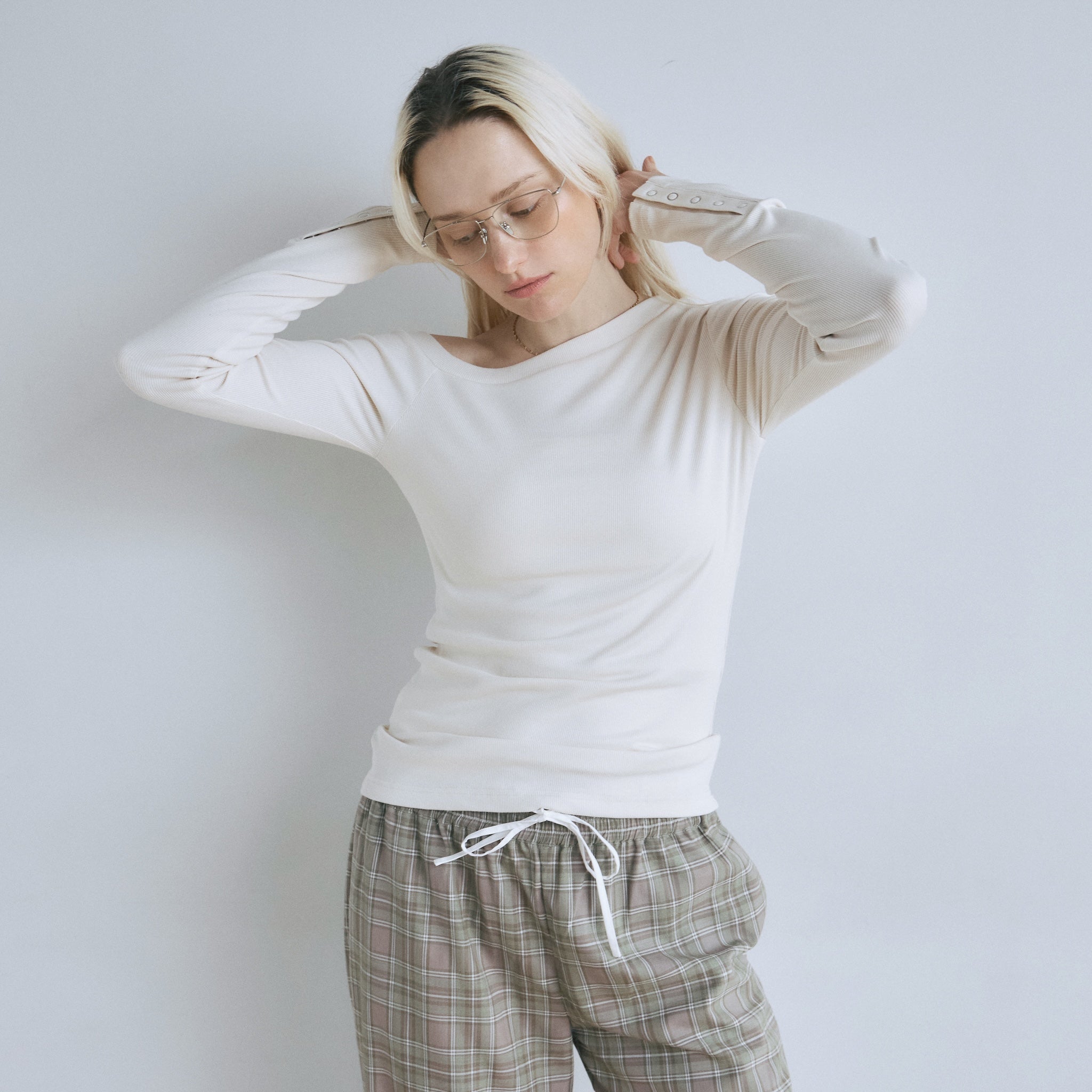 Buttonディティールワンショルダートップス