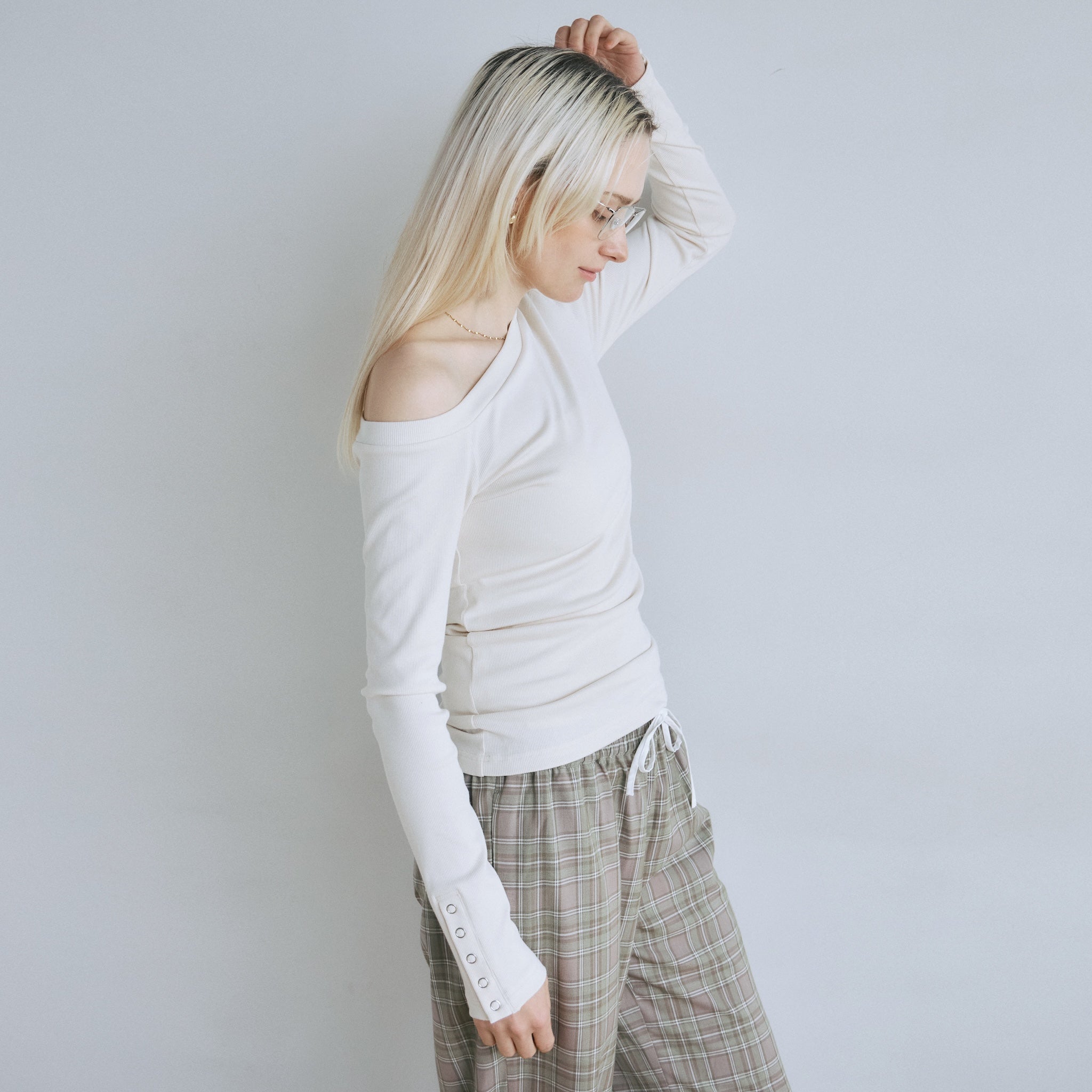 Buttonディティールワンショルダートップス