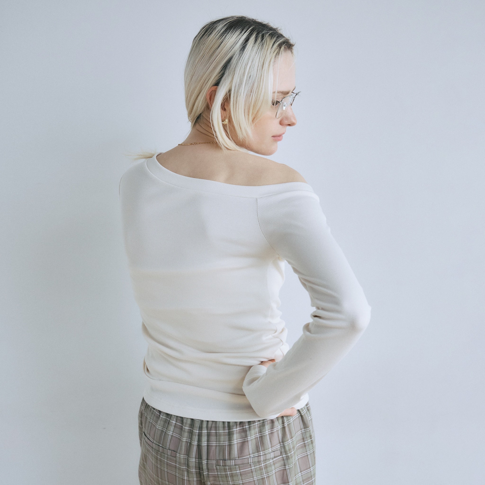 Buttonディティールワンショルダートップス