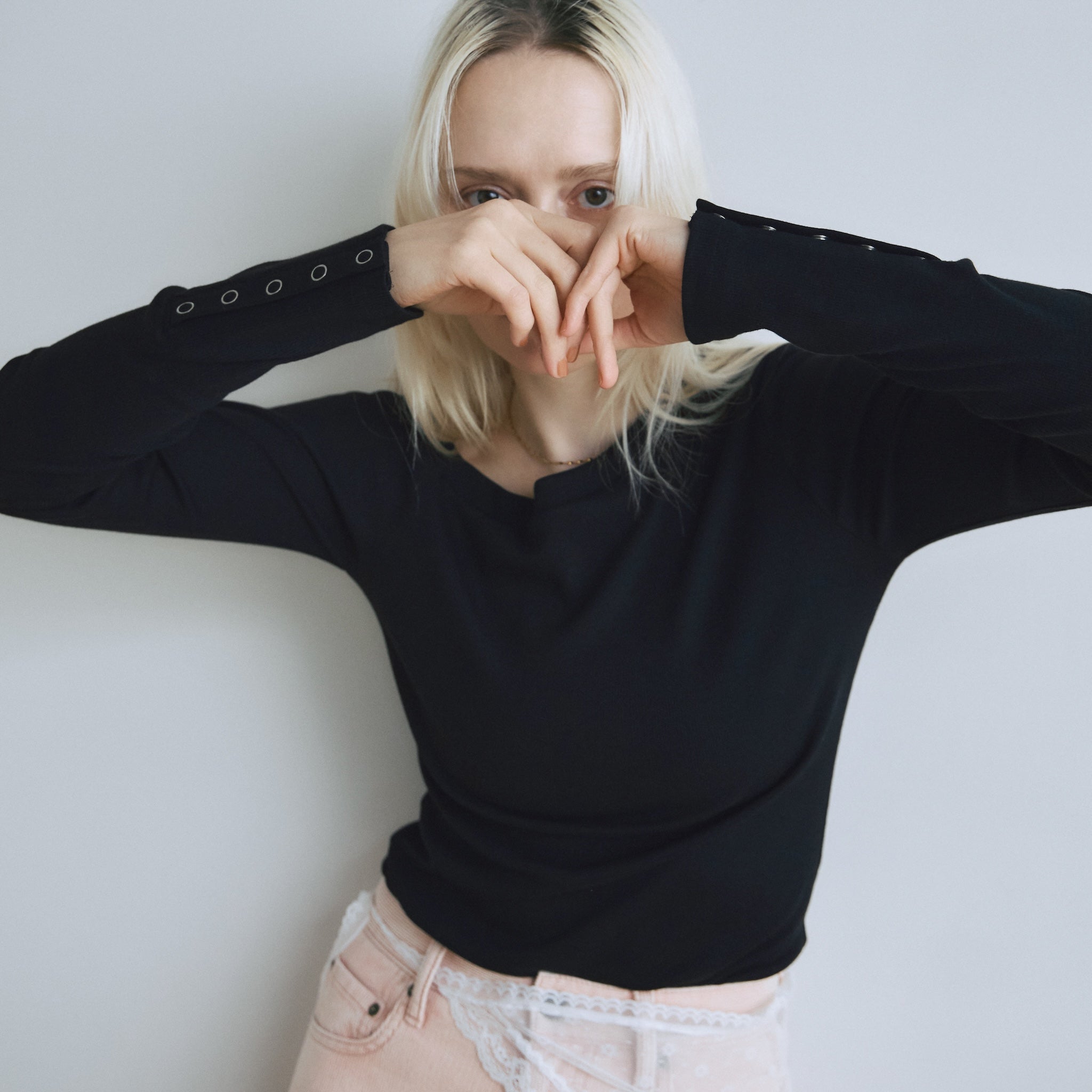 Buttonディティールワンショルダートップス