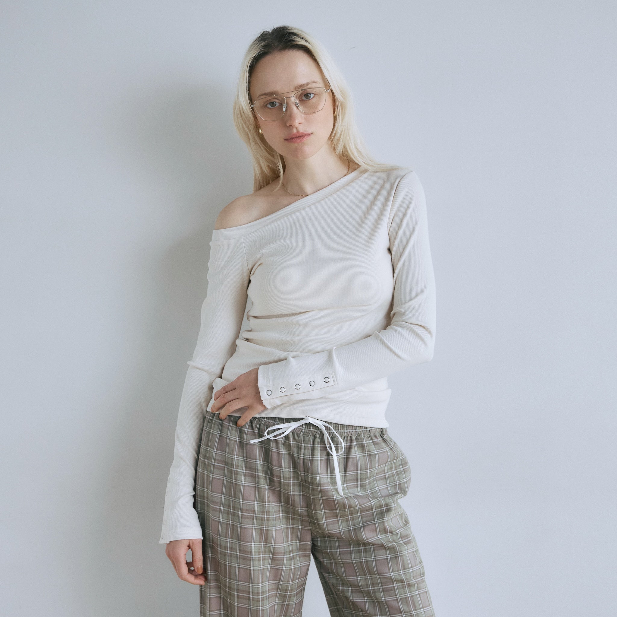 Buttonディティールワンショルダートップス