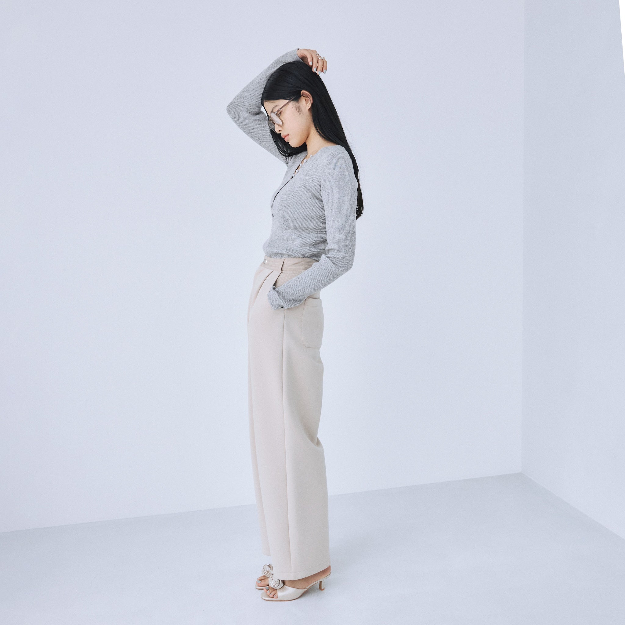 Switching cardboard tuck pants